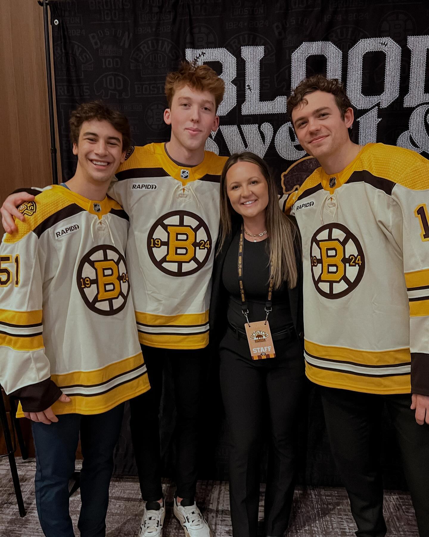 my first ever sth all-team event and I got to hangout with some pretty cool guys 🐻💛 such a cool event for those diehard fans. also fun when you make all the signage and get to see it all come to life!