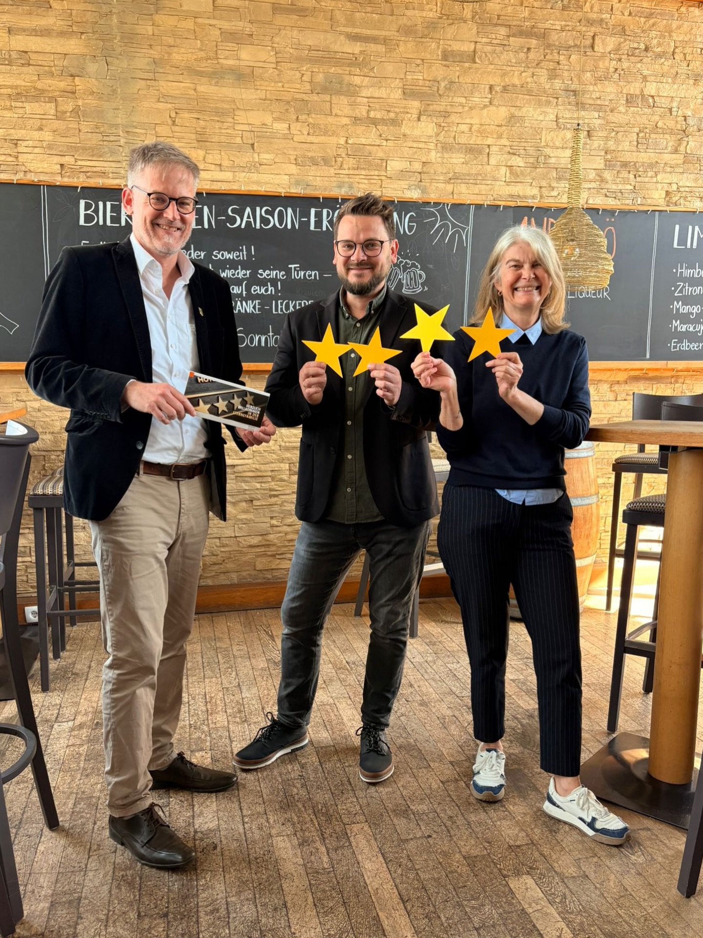 Offiziell 4 Sterne ⭐⭐⭐⭐
Seit Januar 2026 dürfen wir die 4 Hotelsterne bereits führen und heute fand dazu die offizielle Verleihung statt.
Für uns ist das eine schöne Bestätigung für das, was wir in den letzten Monaten und Jahren mit viel Arbeit, Herzblut und Liebe zum Detail aufgebaut haben.
Wir freuen uns sehr über diese Auszeichnung und sehen sie gleichzeitig als Ansporn, unseren Gästen weiterhin einen Aufenthalt zu bieten, bei dem man sich einfach wohlfühlt.
Danke an alle, die uns auf diesem Weg begleitet und unterstützt haben!
#dehogabw #wertheim #hotelsterne #dehoga #bestenheiderstuben