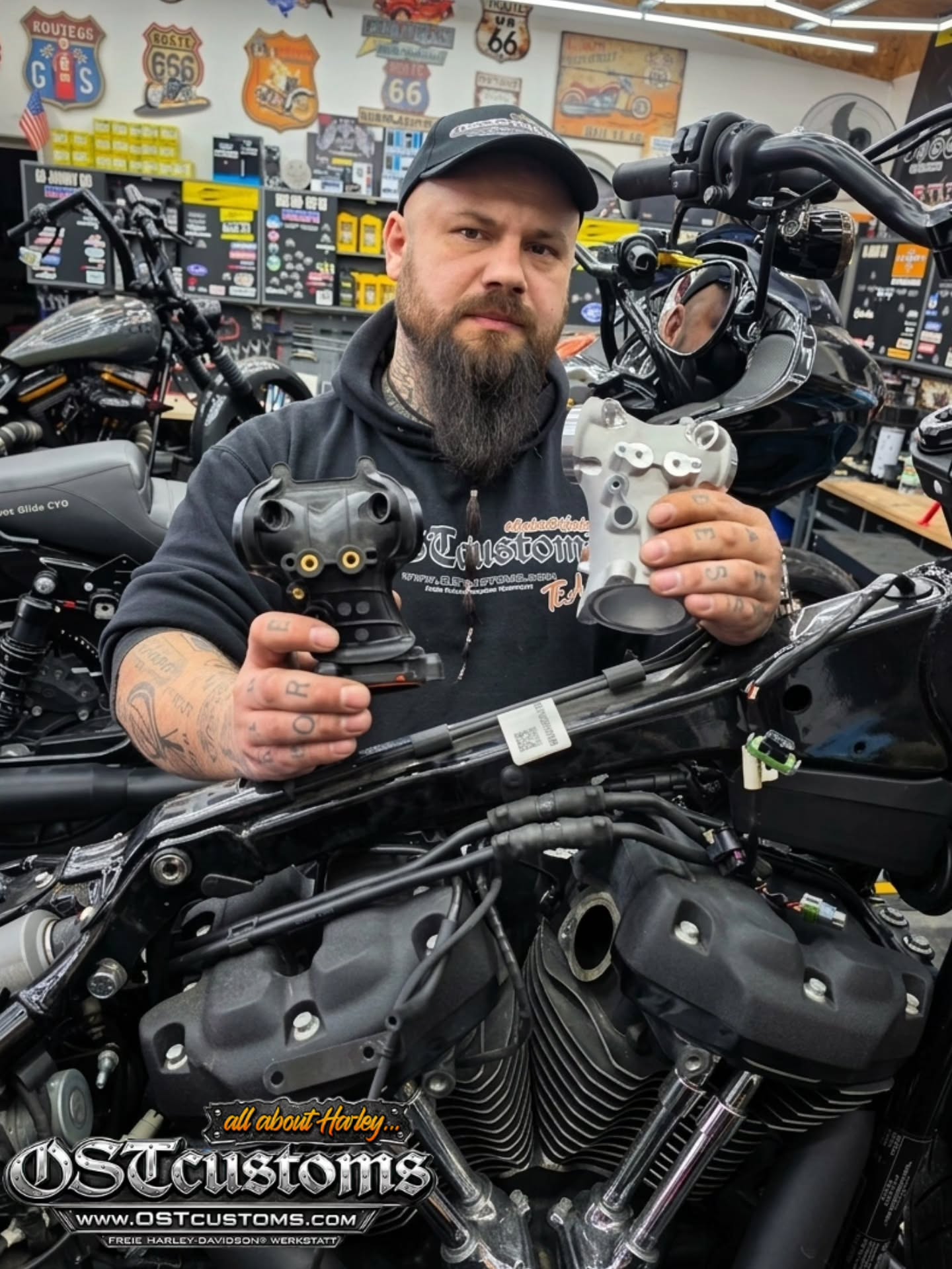 🛠️ OSTcustoms Technical Update: M8 Schwachstelle 🛠️
Präzision statt Plastik-Pfusch! 🎯 Fakt ist: Bei allen Harley-Davidson Milwaukee-Eight (M8) Motoren ist serienmäßig ein Einlasskrümmer (Intake Manifold) aus Kunststoff verbaut. 📉
⚠️ Das Problem: Gerade bei luftgekühlten Motoren sorgt die enorme Hitze für Verzug am Kunststoff-Teil. 🌡️
➡️ Folge: Falschluft, Fehlermeldungen der Lambdasonden und ein unruhiger Motorlauf! 🤮🚨
✅ Die OSTcustoms Lösung:
Wir eliminieren diesen Serien-Schwachpunkt und rüsten um auf den massiven Screamin’ Eagle Aluminium-Einlasskrümmer! 🦅⚙️
Deine Vorteile:
Thermostabilität: Kein Verzug mehr bei Hitze! 🔥
Dichtigkeit: Dauerhaft stabiler Ansaugweg! ✅
Performance: Sauberer Lauf & volle Leistung! 🚀
Schluss mit billigen Verbundstoffen ab Werk. Wer Ruhe will, baut auf Aluminium. ♾️😎
Upgrade gefällig? Schreib uns eine PN! 👇
#OSTcustoms #HarleyDavidson #ScreaminEagle #IntakeManifold #M8 MilwaukeeEight PerformanceUpdate WorkshopLife NoCompromise 🤘🔥🏁