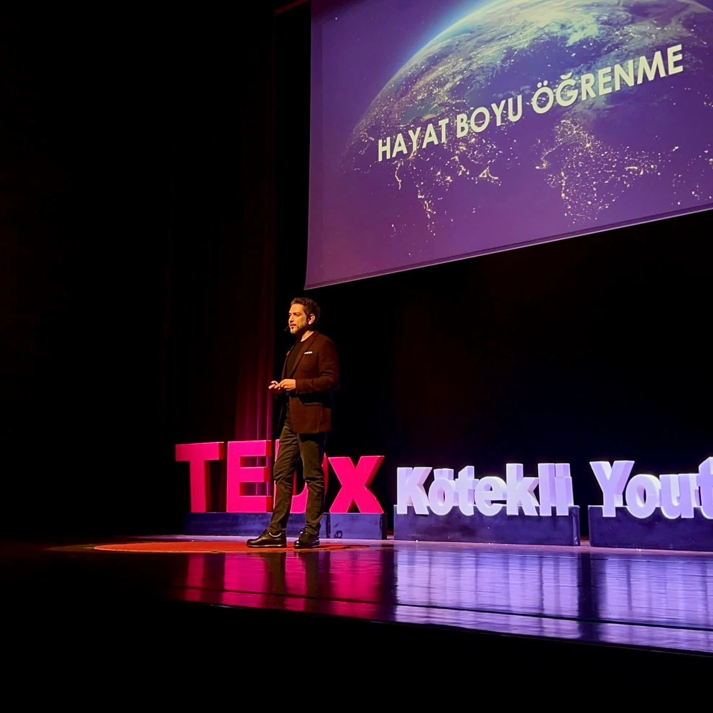 Bu hafta Muğla merkezde düzenlenen ilk TED Talks etkinliği olan TEDxKötekli ‘ye katıldım. “Geleceğe Emin Adımlarla” temasıyla, Gazi Mustafa Kemal Atatürk Kültür Merkezi’nin 600 koltuğunu da dolduran etkinlikte protokol katılımının yanı sıra programı heyecan ile takip eden genç bir izleyici kitlesi vardı.
Bu büyük etkinliği düzenleyenler ise Muğla (Menteşe) TOBB Fen Lisesi öğrencileri. 10 kişilik bir çekirdek ekip, Begüm, Beyzanur, Burcusu, Defne, Ece, Esra, Ezgi Su, Nursena, Hüseyin Efe ve Ozan ve onlara destek olan adlarını yazamadığım daha nice liseli genç. Esra öğretmenin mentorluğu ve Birgül Hanım, Rabia Hanım ve Orhan Bey gibi özverili velilerin desteğiyle; azim ile hazırlanmışlar illerinde bir ilki başarmak için. Başardılar da, gençlerle gurur duydum.
Biz eğitimciler sıkça bahsediyoruz ya becerilerin öneminden, ismi ister 21. yüzyıl becerileri isterse insani beceriler olsun; liseli gençler için kısıtlı imkanlarla böyle gir organizasyon düzenlemek takım çalışması, iş birliği, iletişim, girişimcilik, problem çözme, sosyal farkındalık ve daha nice becerinin deneyime dönüşmesi demek.
Ben de bu düşünceden hareketle bu konuşmamda gençlerin “geleceğe emin adımlarla” ilerlemeleri için bilginin beceriye, becerinin ise deneyime dönüştürülmesinin önemine dikkat çekmeye çalıştım. Bilgi hızla değişiyor, belki okulda öğrendiklerimiz bile… Ama bu gibi etkinliklerde kazanılan beceriler ömür boyu hatırlanıyor, kullanılıyor ve yetkinlik kazanmanın yolunu açıyor.
Tabii konuşmacılar da çok değerliydi, @ayseoguzunver hocanın içten ve kusursuz ev sahipliği, @doc.dr.ipek_kuru_gonen hocanın enerjisi, adaşım @alpsekeryapan ‘ın yol arkadaşlığı, @lokmanokten ‘in dijital dönüşümü benimle çok benzer bir perspektiften ele alan sunumu, @abdulkerimpirim ‘in mezunu olduğu lisedeki gençlerle kurduğu bağ ve Ozan Hoca’nın yaptığı açılış unutulmaz birer anı olarak yerini aldı. Güray Hoca’nın arabasında Led Zeppelin’den Kashmir eşliğinde yaptığımız sohbetler de paha biçilmezdi…
Bir parçası olmaktan mutluluk duyduğum ve daha nice gence örnek olmasını dilediğim bu organizasyonda emeği geçen herkese teşekkürlerimle! @tedxkotekli