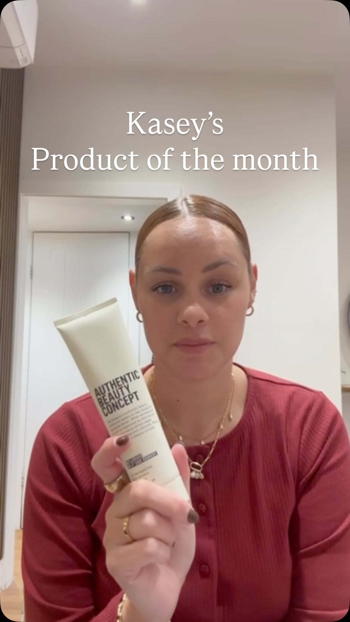 Replenish split end remedy 💚
Perfect light weight balm with heat protection up to 230c helps reduce frizz, seals split ends and helps prevent new ones
Available in salon, send us a DM to reserve yours