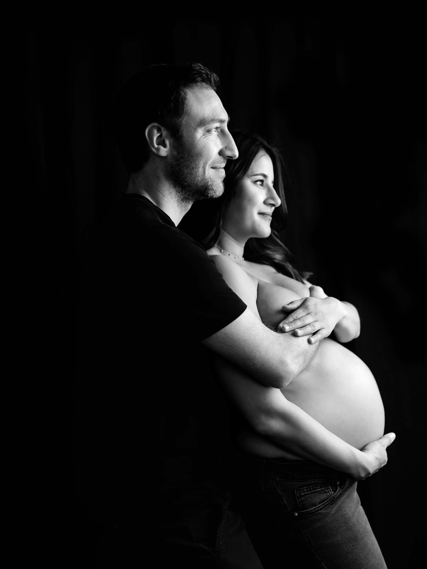 Do you really need a special dress for your maternity session? 🤍
Only if you feel like it…
Honestly, you can show up in your favorite jeans and bring your favorite people — that’s already perfect ✨
Because what truly matters is you, your connection, and this beautiful moment in your life.
Simple, real, and full of love
.
Newborn, Family & Maternity Photographer in Zürich area | Ksenia Photography
.
.
Neugeborenen-, Familien- & Schwangerschaftsfotografin im Raum Zürich | Ksenia Photography
.
.
.
.
#maternityphotography #motherhood #zurich_switzerland❤️ #newlife #schwangerschaftshooting