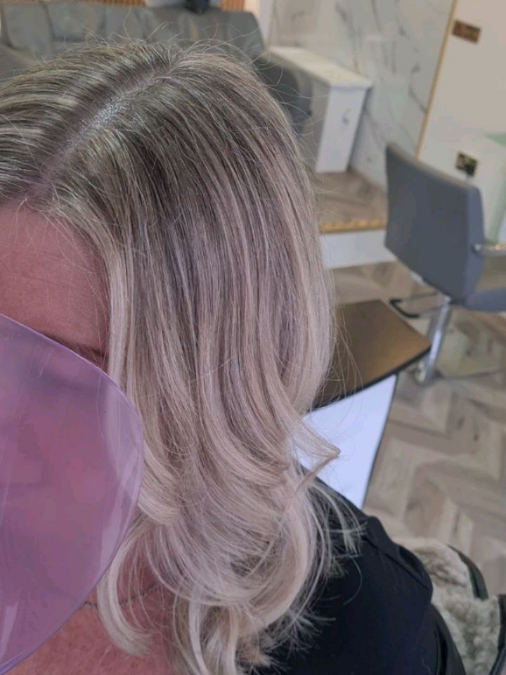 Usually a full head of highlights but this time we did soft balayage highlights with every other foil being either a lowlight or a long root stretch.
Perfect for going longer in-between appointments, softer grow out and seeing more tones running through your hair 😍
DM for your free consultation♡
📍@the.secret.salon.manchester
.
.
.
#manchestersalon #bespokecolouring #balayageeccles #eccleshairdresser