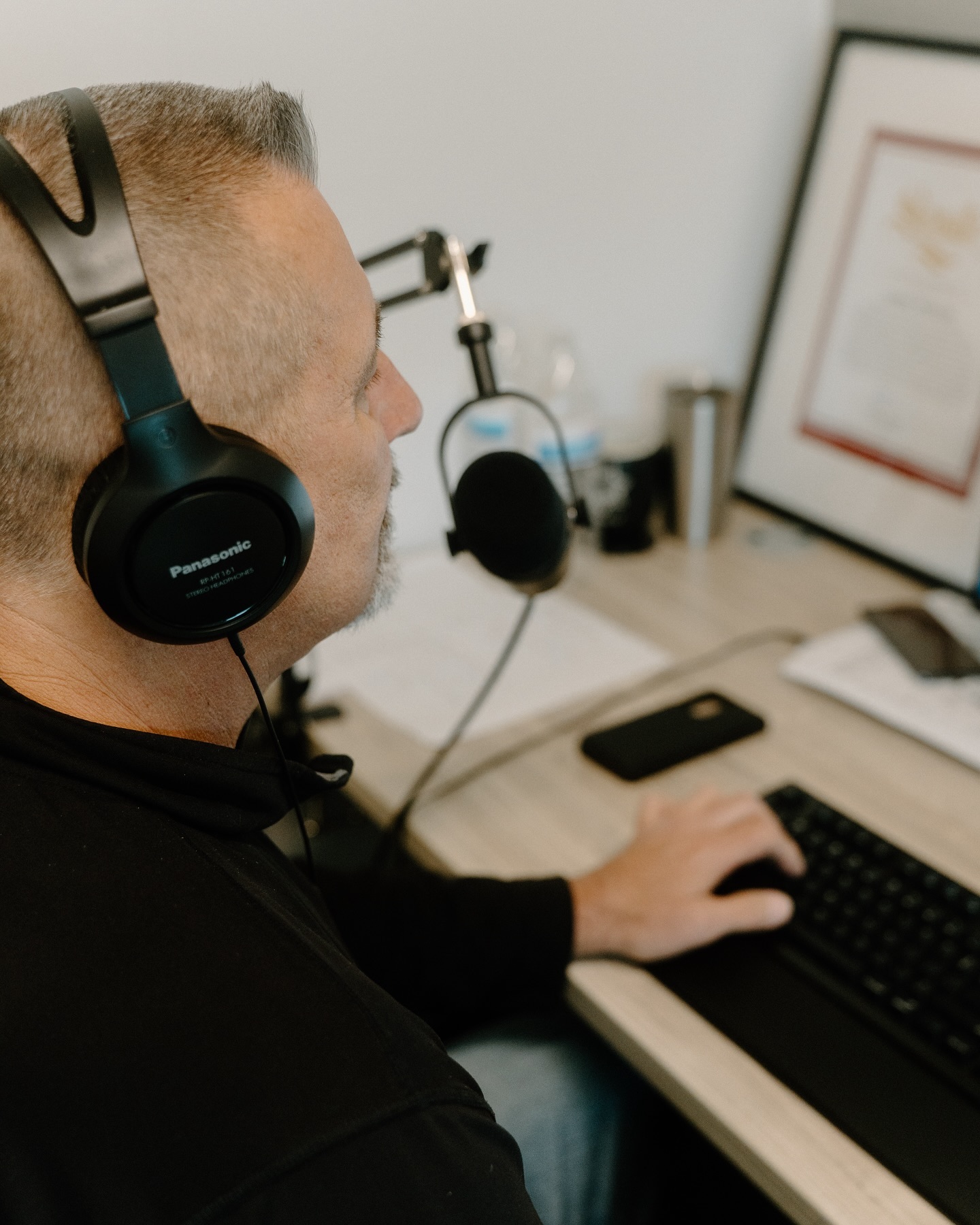 𝙒𝙝𝙖𝙩 𝙞𝙨 𝙃𝙊𝙋𝙀 𝘾𝙚𝙣𝙩𝙚𝙧’𝙨 𝙈𝙤𝙗𝙞𝙡𝙚 𝙍𝙚𝙨𝙥𝙤𝙣𝙨𝙚 𝙎𝙮𝙨𝙩𝙚𝙢? ☎️
Our innovative Mobile Response System, developed in collaboration with Outreach Grid and the North Orange County Public Safety Collaborative, ensures non-emergency, homelessness-related calls are handled effectively. We redirect these calls from emergency services to our dedicated outreach workers, delivering the right resources at the right time.
In May 2024 alone, our dispatch line received 703 calls, with 245 requiring dispatch services. These efforts resulted in placing 41 clients into shelters and 3 into permanent housing. Our system prioritizes, assigns, and resolves incoming calls, providing essential services like shelter referrals, housing documentation assistance, and more, directly to those in need.
#mobileresponse #homelesssupport #orangecounty #communitycare #homelessness #housing #hopecenter