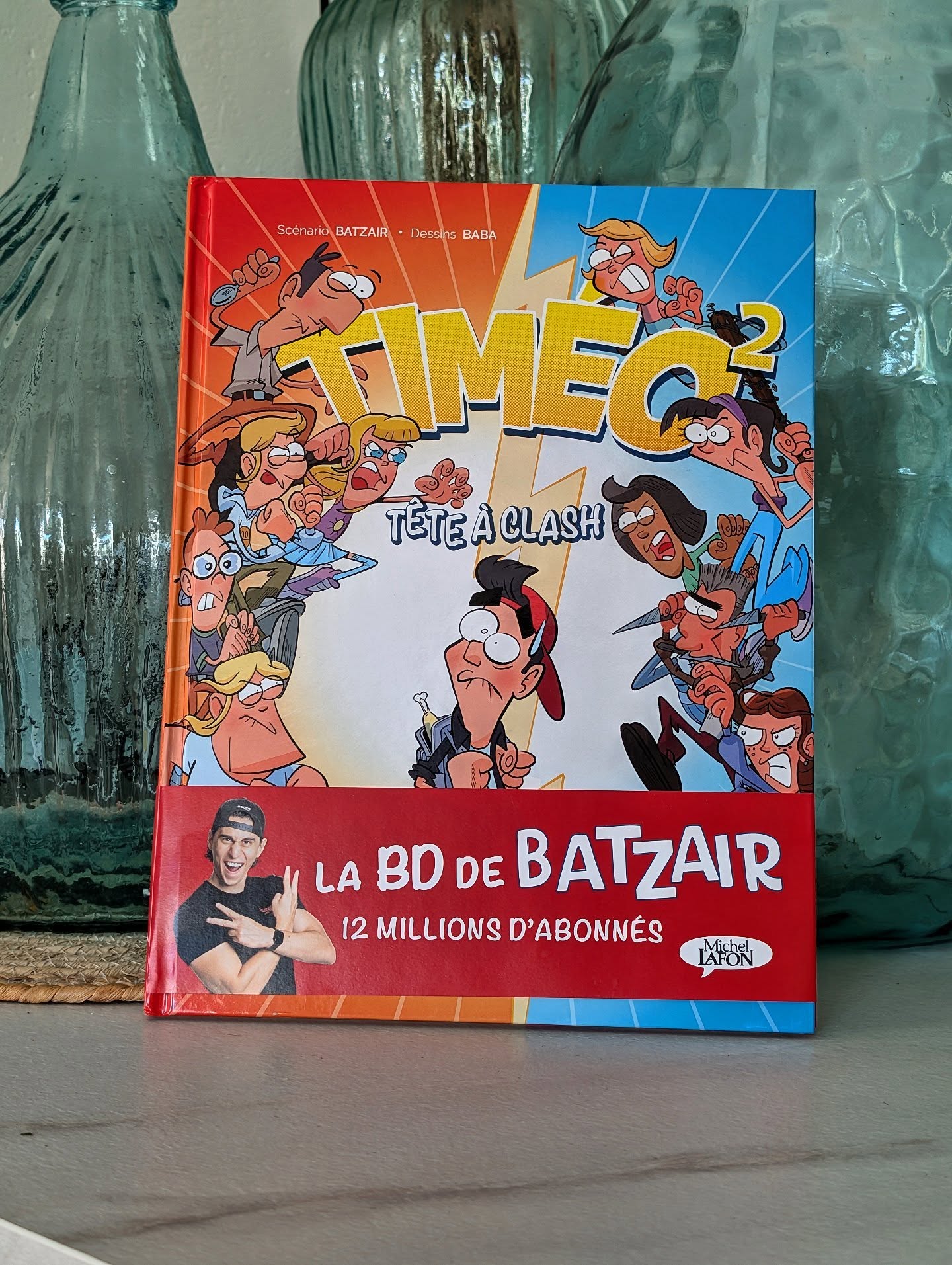✨ Timéo : Tête à clash - Batzair & Baba ✨
Timéo est de retour dans cette deuxième BD.
On le retrouve après sa séparation avec mélodie et sa nouvelle relation avec Sabrina. Les choses ont changé... enfin pas vraiment. On peut dire que malgré tout, Timéo est toujours un cancre et qu'il a toujours autant de mauvaises idées qui lui apportent un tas de problèmes.
Pourtant, quand un voyage scolaire vient bouleverser son quotidien, il va devoir affronter son ex Mélodie et le mystère de la lettre perdue va resurgir.
J'ai adoré encore cette seconde BD.
Le personnage de la maman est toujours autant extrême, je crois que c'est ma préférée. Elle est très reconnaissable et je suis persuadé que vous aussi vous allez vous identifier au moins à un personnage de la bande dessinée. C'est une joyeuse troupe qui vous attend !
Les dessins sont tops, ça se lit hyper vite avec ce ton toujours très moderne. L'idée de l'histoire est aussi sympa, on se laisse porter, ce qui en fait une lecture idéale avant d'aller dormir ou pour vous faire un instant lecture.
En bref, je ne peux que vous recommander cette BD que vous retrouverez chez @michellafon_jeunesse !
#bdàlire #SortieLittéraire #bandedessinée #timeo #michellafonjeunesse