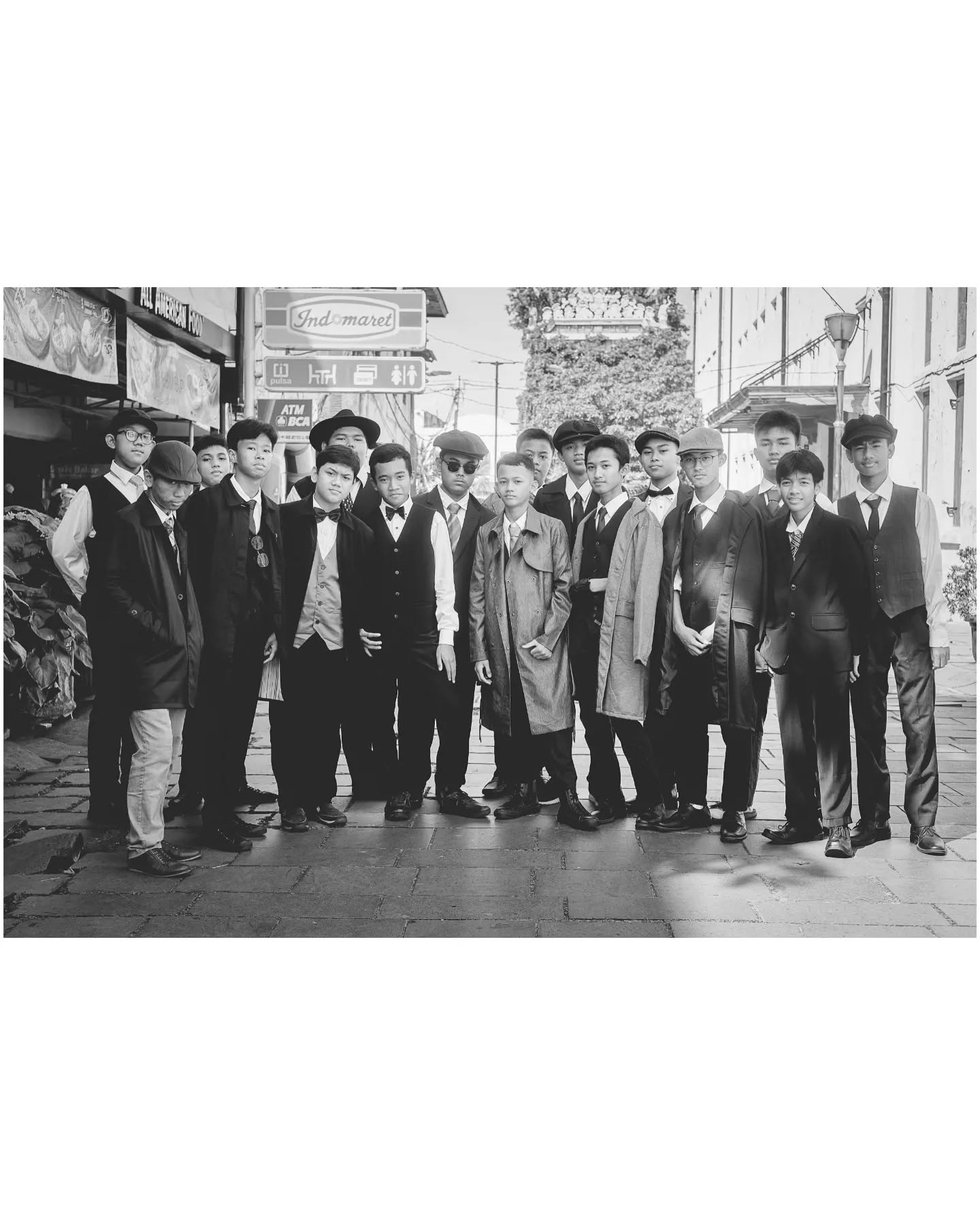 Little peaky blinders in Jakarta, 2023.
.
.
.
.
.
#blackandwhite #fujifilm #jakarta #java #pancasilat #indonesia #indonesie #peakyblinders #noiretblanc #marcolephotographe #streetportrait #30s #kids #streetphotography #streetgrammers #travelphotography
#tulisjusquicicestsympa