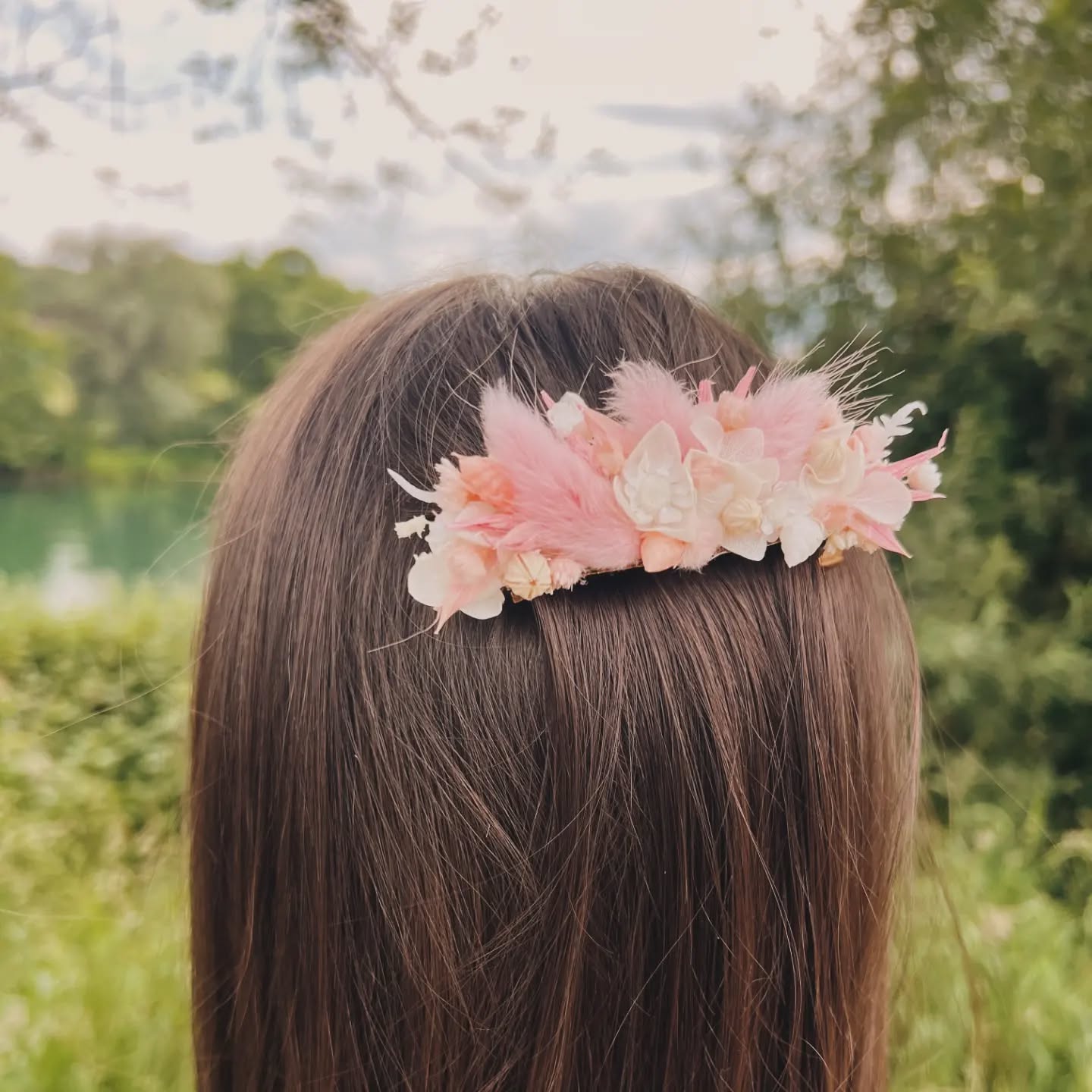 Barrette fleurie portée 🌸💮🌸
Toutes les couleurs sont les bienvenues 😍
Un joli accessoire original pour ce printemps / été 🤩🌸
#barrette#barrettefleurie#fleurssechees#accessoirefleuri#accessoireestival#accessoirecheveux#accessoirefemme#driedflowers#fleuriste#fleuristesuisse#creatricesuisse#suisseromande#eshopsuisse#boutiquesuisse#vaud#valais#fribourg#neuchatel#geneve#berne#tessin#