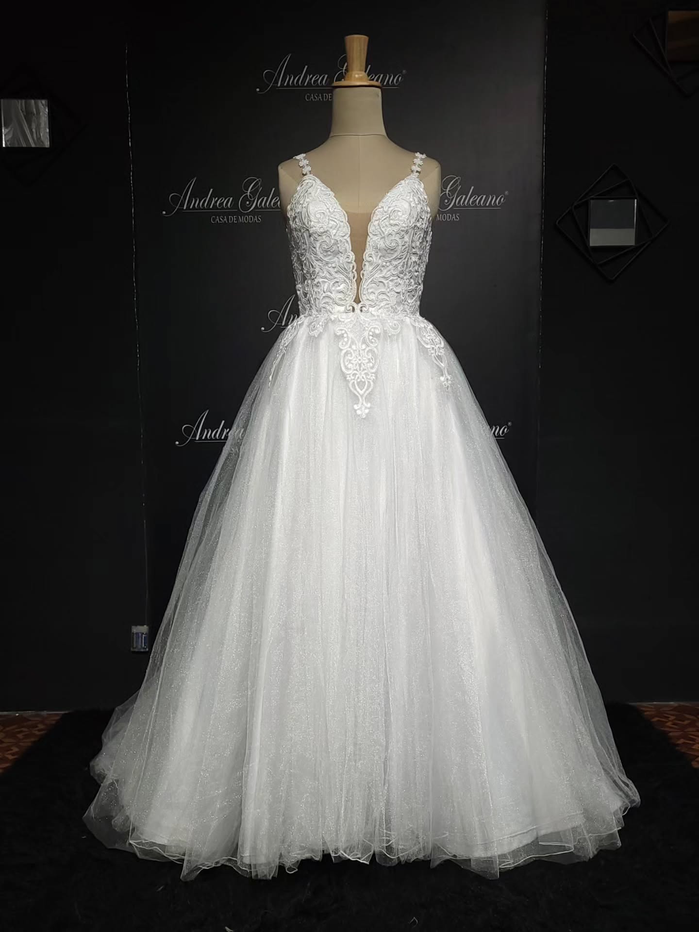 Diseñado para ti,
para que nadie más en el mundo luzca igual. 🤍✨
#vestidodenovia #vestidosamedida #novias #novias2026 #andreagaleano®