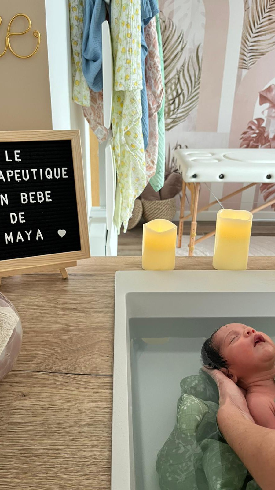 🫧Le Thérapeutique Bain Bébé est un soin d’accueil unique créé par Sonia Krief🫧Plus qu’un simple bain, il offre à bébé une transition en douceur entre la vie intra-utérine et le monde extérieur, dans une eau à température idéale. Ce moment apaise, sécurise et libère les tensions liées à la naissance. Pour les parents, c’est une expérience émouvante et inoubliable. Une idée de cadeau de naissance pleine de douceur et de sens 🎁
🛁 Rappel important : Le thérapeutique bain bébé doit être réalisé dans les 21 premiers jours de vie pour en garantir tous les bienfaits.
#tbb #bainbébé #baindesonia #bainthérapeutique #thalassobainbébé