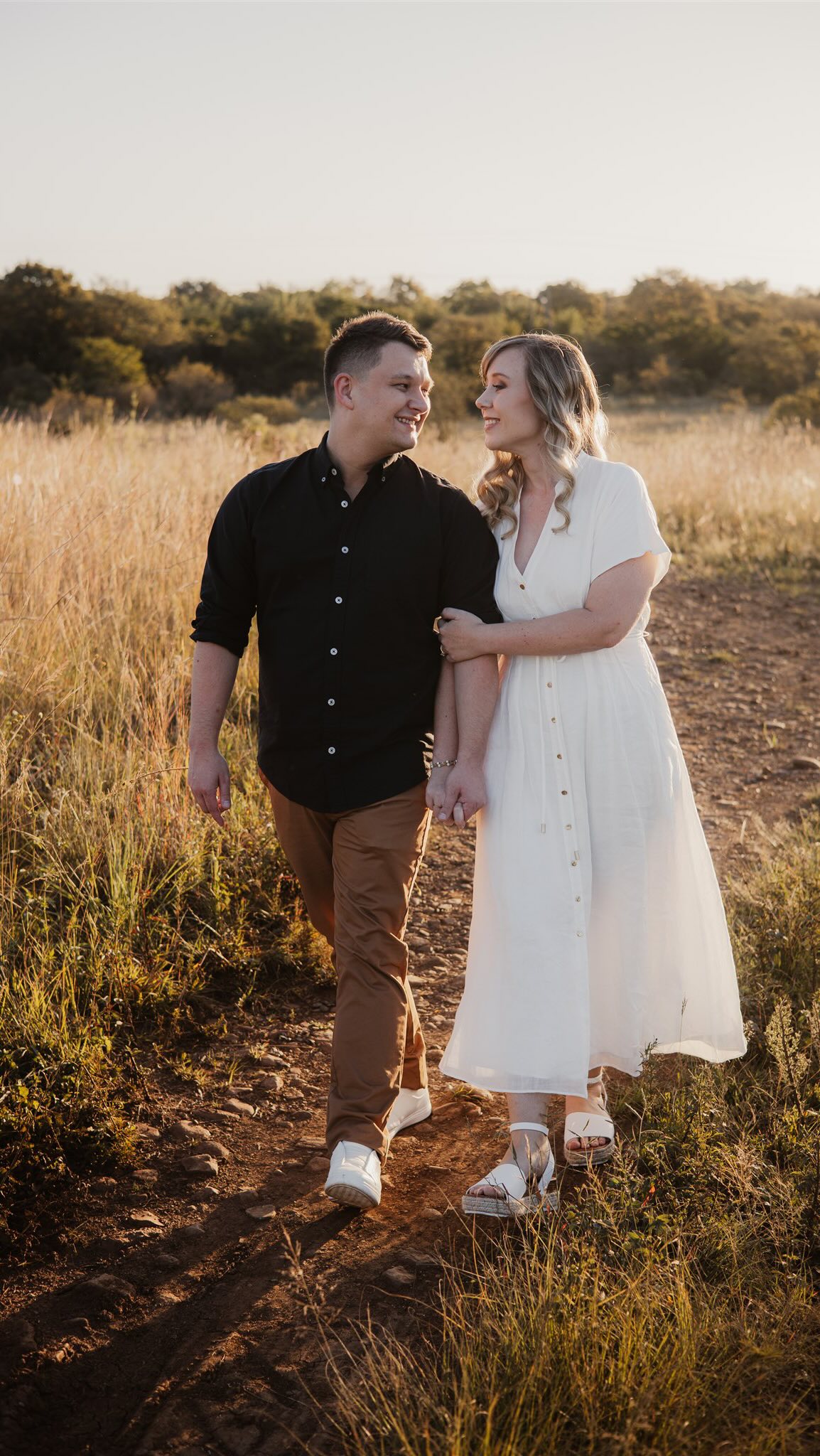.
CHRISNA + LUKE
.
This session was everything! When two people click, it's pure magic. They were after a "Karoo-like" vibe in Pta and this spot was perfect!
Julle is mooi!!
@chrisnastander #madisonandwest #ptaphotographer