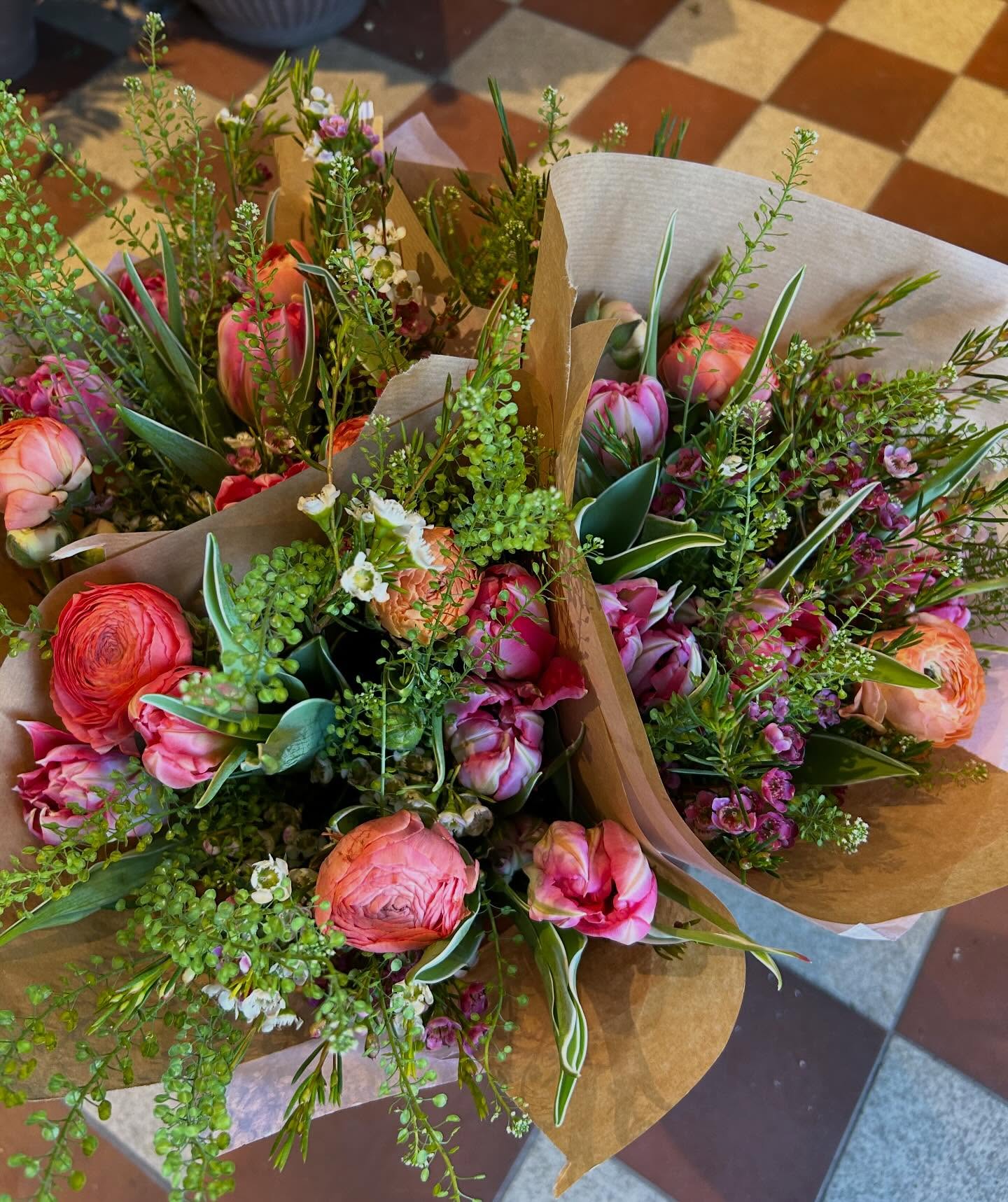 Vi gör oss redo för påskhelgen och har laddat upp med massa påskblommor, buketter, grupper, presentkit 🐣💛 välkommen!!
Torsdag 11-18
Fredag 10-14
Lördag 10-14