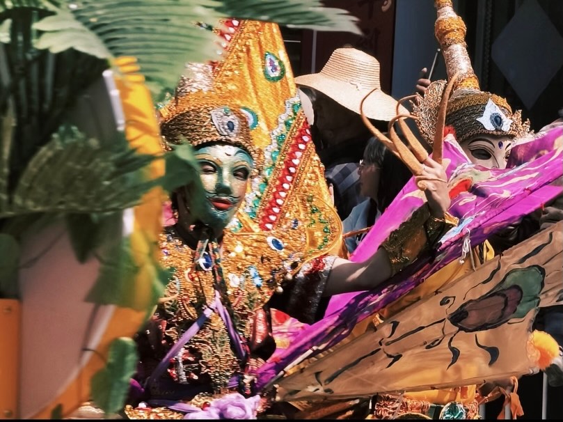 In the heart of Xishuangbanna, Master Ai breathes life into the Ginnari—a mythical creature once frozen in ancient temple reliefs. More than a dancer, Master Ai is a creator; every intricate mask and feather of his costume is handcrafted by his own hands, bridging a thousand-year-old legacy with modern soul. At Ki Ki Holidays, we are more than travel designers; we are ”Bilateral Cultural Translators.“ We translate China’s profound heritage into experiences that global travelers can truly resonate with, while ensuring our local teams deliver excellence tailored to international expectations. This is where authentic tradition meets world-class execution.
Please check the bio for the link of our products!
#kikiholidays #yunnan #yunnantravel #china