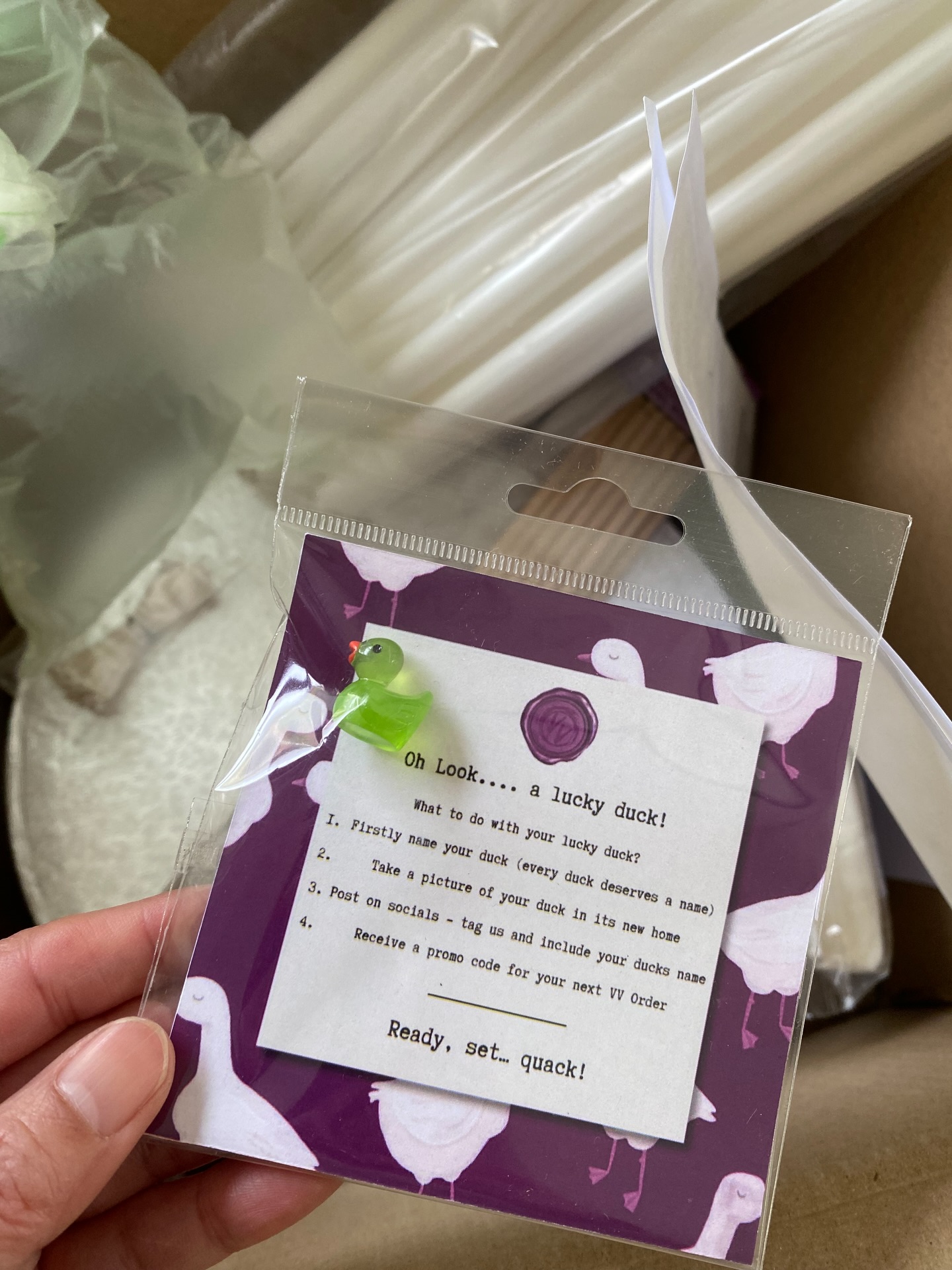 *・゜゚・*:.。..。.:*・'(*゚▽゚*)'・*:.。. .。.:*・゜゚・*
I opened my order and found the cutest surprise… 🐤💚
This adorable little duck!
I named her Midori, which means “green” in Japanese ☺️
I love shopping from @thevanillavalley my orders always arrive quickly and everything is carefully packaged.
I couldn’t resist these hexagon ganache plates for my wedding cakes ✨
I also ordered cake dowels, sugar paste, cake boards, and more!
Thank you so much, The Vanilla Valley, for my lucky duck and your smooth customer service!
Have you ever received a surprise like this in your order? 💚🥰
Yuko 🌸
.
.
.
#weddingcake #thecherishedcake #yukocakes #hampshireweddingcakes #elegantweddingcakes