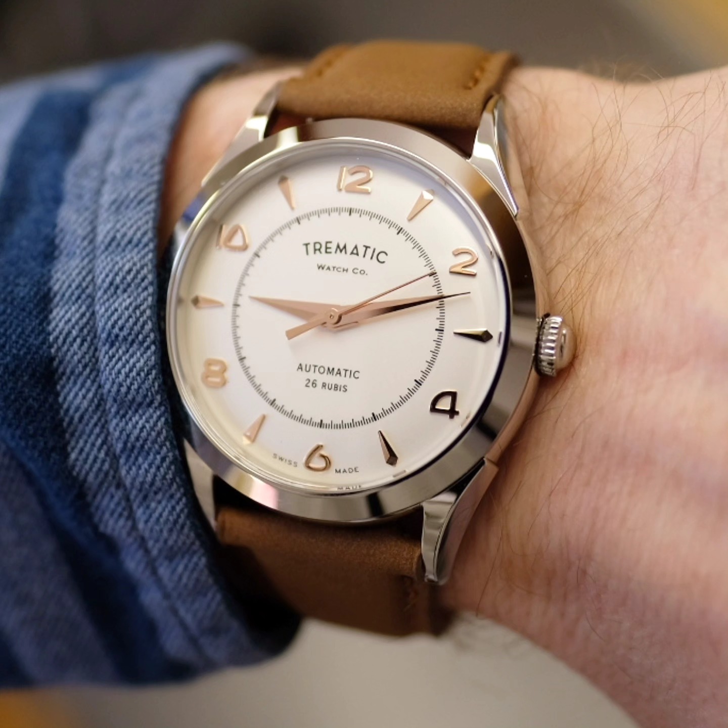 Trematic Archivio Uno är en otroligt snygg automat! Designen är inspirerad av en av märkets klassiska modeller från 50-talet. Med sina svängda horn ligger den perfekt på handleden. Den är tillverkad i Schweiz med ett självuppdragande urverk från Selitta, kaliber SW200. Pris hos oss 9900:-. Välkommen in och prova den!
#klocka #urmakeri #watch #tidlösaur #tidlös #trematicwatch @trematicwatch