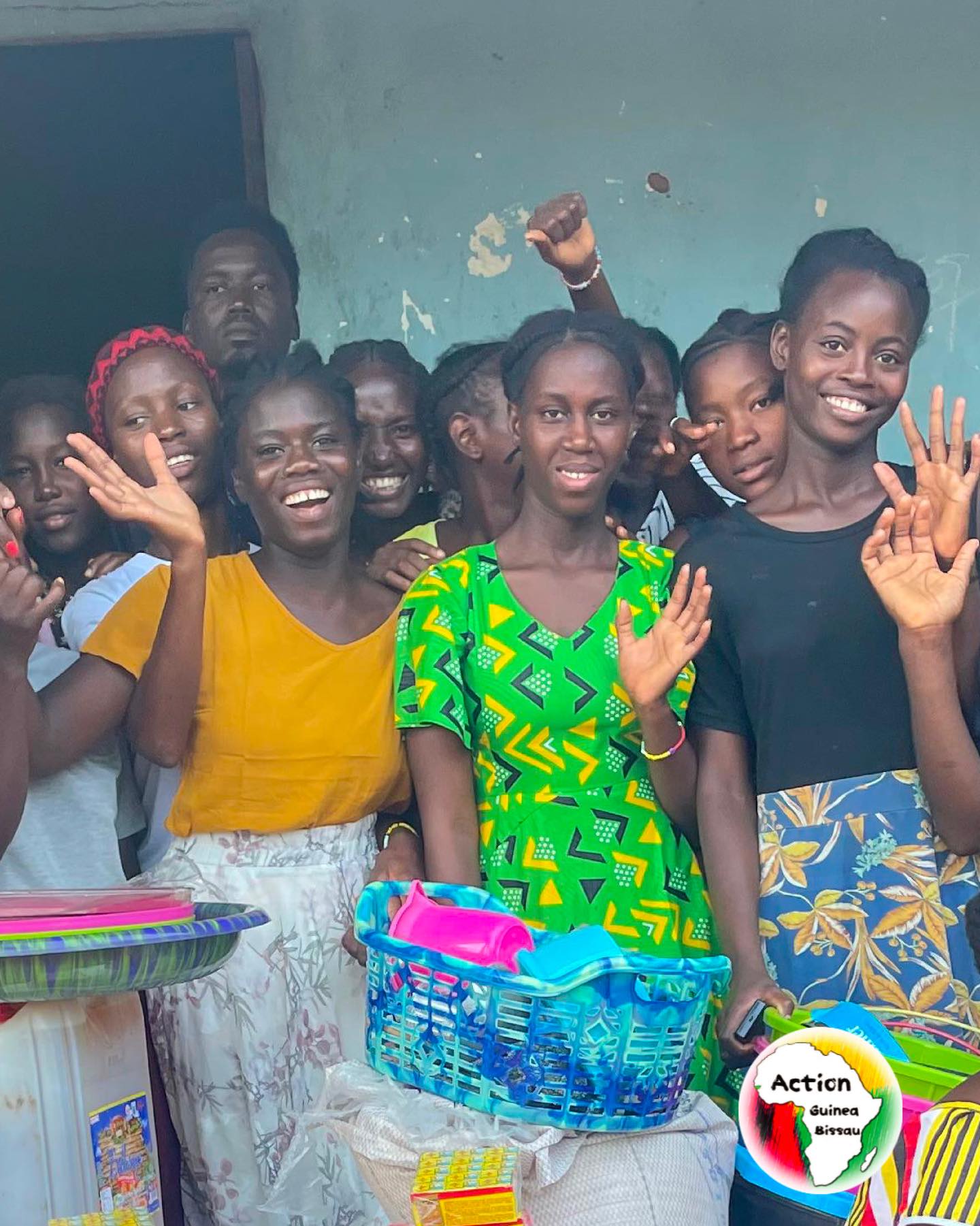 Celebrating International Women’s History Month 💚
One of our project managers, Moises, recently visited a group of young girls in Catió who are being supported to continue their education and shape their own futures.
He spent time sharing advice, listening and encouraging them, before visiting the local market together to buy essentials for their home.
The girls shared their gratitude, and it’s moments like this that remind us why this work matters. Thank you to everyone who continues to support us! 🇬🇼✨