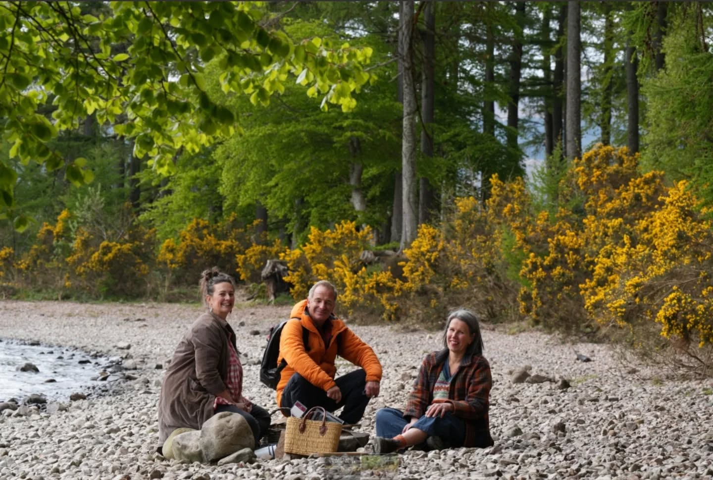 Have you seen @robsongreenonthegram World's Most Amazing Walks? You can find it on U. Check out episode 4, Great Glen Way and you'll find a lovely section in Lochaber. Your man @robsongreenonthegram happens to find me lurking in the bushes 😆🙌🏽 and my wonderful friend @greatglencharcuterie. We chat, we eat, we laugh! I was on the @wildbiomeproject at the time 🌱👣