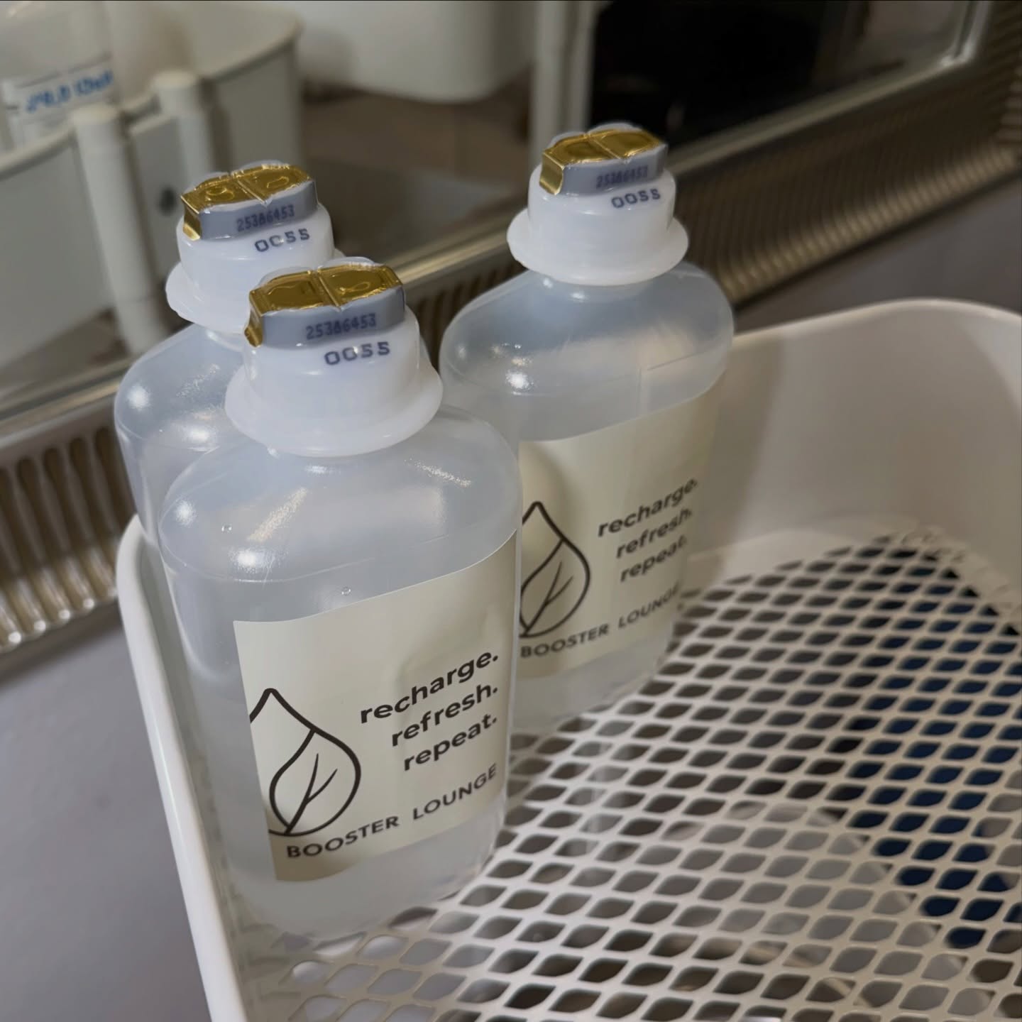 READY WHEN YOU ARE. 💧⚡️
Wir stellen deine Nährstoffinfusion direkt vor Ort für dich zusammen. Individuell abgestimmt auf das, was dein Körper gerade braucht.
Ob mehr Energie, schnellere Regeneration oder gezielte Unterstützung fürs Immunsystem — du bekommst bei uns genau das, was dir gerade guttut.
Direkt. Spürbar. Effektiv.
Buche jetzt deinen Termin. Link in Bio. 💛