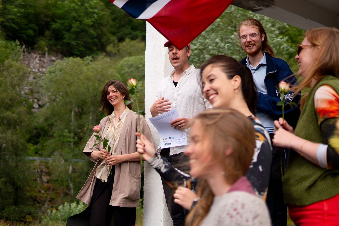 Thank you to everyone who came to the Hidden Stone exhibition opening @velferden on the 29th June. The Materiality of White (MoW) group showed works and research done collectively and individually. The group consists of assistant and artist @julia.k.persson , and MA students Linda Flø @weareyouaretheyare , @siljekjrholt , @quinscholten, Iliana Papadimitriou @ipapadim__ , Sara Zamecznik @zamec.art, led by @martejohnslien
At the opening, three of the artists did readings of texts related to their sculptural works in the exhibition.
The exhibition will be open every Saturday and Sunday this summer, until August 4th. Welcome!
The TiO2 project wants to express their deep gratitude to the artists and to Maiken, Hanna and Hansi at Velferden for the amazing collaboration.
Photos by Hanna Biørnstad/Velferden and @kirsten_opstad