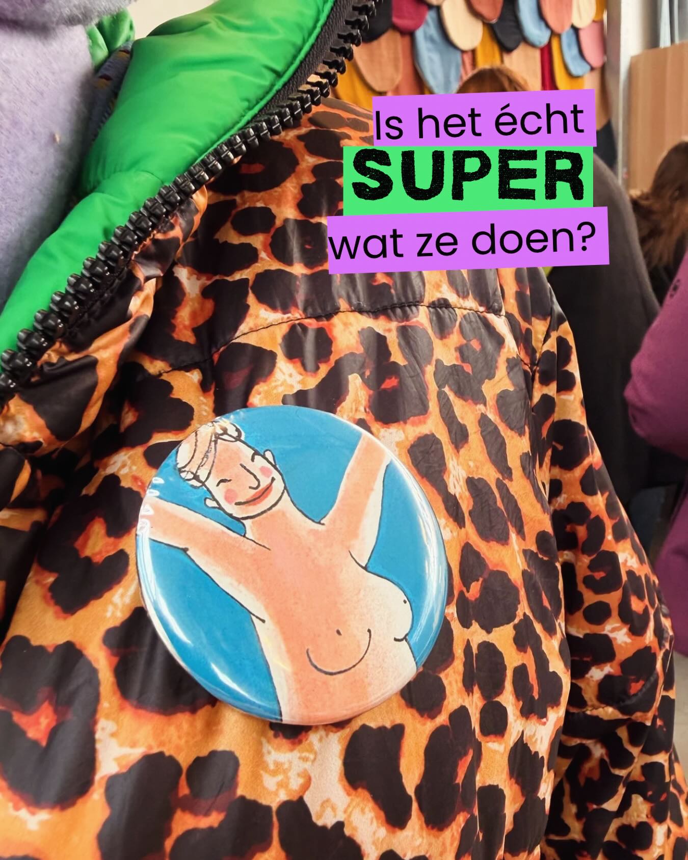 🔥 Tip van de week!
Wees voorzichtig met super.
We weten allemaal dat complimenten werken. Zeg hardop dat je het fijn vindt dat een aantal leerlingen al klaar zitten en direct volgt een aantal klasgenoten dat voorbeeld. Bovendien is het fijn om te horen dat je het goed doet toch?
Ja, klopt. Sterker nog, horen wát je goed doet kan er voor zorgen dat je intern de koppeling maakt tussen gedrag en resultaat en dat het zinvol is om dat wat je deed te herhalen. Omdat het werkt.
Voorwaarde is wel dat je goed nadenkt over welke complimenten je geeft, op welk moment en waarvoor je ze geeft. Niet alles wat leerlingen doen is geweldig. Niet alles wat leerlingen zeggen is fantastisch. Niet alles wat leerlingen laten zien in hun gedrag en werk is super. Laten we daar dan ook een beetje voorzichtig mee zijn. Kies je woorden wijs. Waarom? Twee redenen die ik in dit kader erg belangrijk vind zijn:
- Als je voor alle kleine handelingen een compliment geeft, kunnen leerlingen afhankelijk worden van externe bevestiging. Ze zitten alleen nog rechtop als ze daarvoor beloond worden. Doe je de dingen voor jezelf of omdat je hier een compliment voor krijgt?
- Woorden worden minder waard als er te veel van zijn. Als alles “SUPER” is, verliest het compliment betekenis. De complimenten lijken niet meer oprecht en als leraar verlies je daardoor geloofwaardigheid. Het kan zelfs zomaar zijn dat leerlingen je woorden niet meer horen.
Complimenten-inflatie noem je dit laatste. Een geweldig ;) woord wat volgens mij echt de lading dekt waar sommige leraren in vast lijken te zitten de laatste jaren.
Om een positief zelfbeeld te stimuleren bij leerlingen hoef je niet te stoppen met prijzen. Op zijn tijd te horen krijgen dat je iets goed doet en wat je goed doet is écht fijn en kan écht werken om leerlingen een stap vooruit te helpen. Het hoeft alleen niet elke dag en niet voor elke kleine actie. Kies je compliment bewust en breng deze oprecht, richt je lof het liefste op proces in plaats van op resultaat. Zorg dat leerlingen hier écht van groeien zodat hun zorgvuldig opgebouwde zelfbeeld ook overeind blijft bij tegenslag.