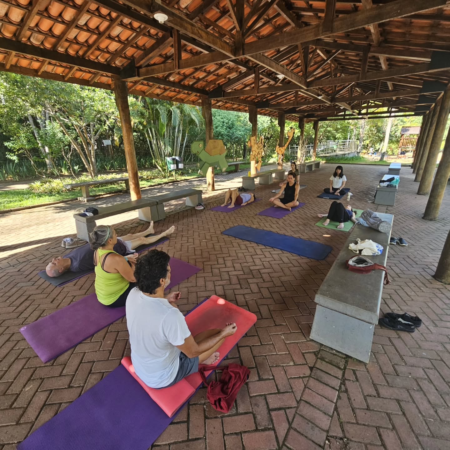 Neste sábado teve prática de Yoga no Parque do Cordeiro! Sombra das árvores, brisa fresca e som da vida acontecendo... que bênção compartilhar com vocês!
Oṃ Namaḥ Śivāya