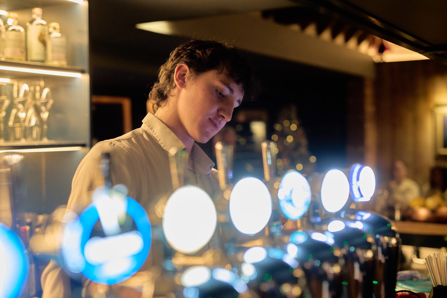 Tonight Stuart will be behind the bar!
Ready and waiting to pour your favourite draught beer or hand craft a cocktail of your choice 🍻
See you later! Cheers🎉
#Bartender #Stuart #DraftBeer #CraftCocktails #Cheers #GoodTimes #DrinkUp #EveningVibes #PersonalizedDrinks #HappyHour 🍻🎉