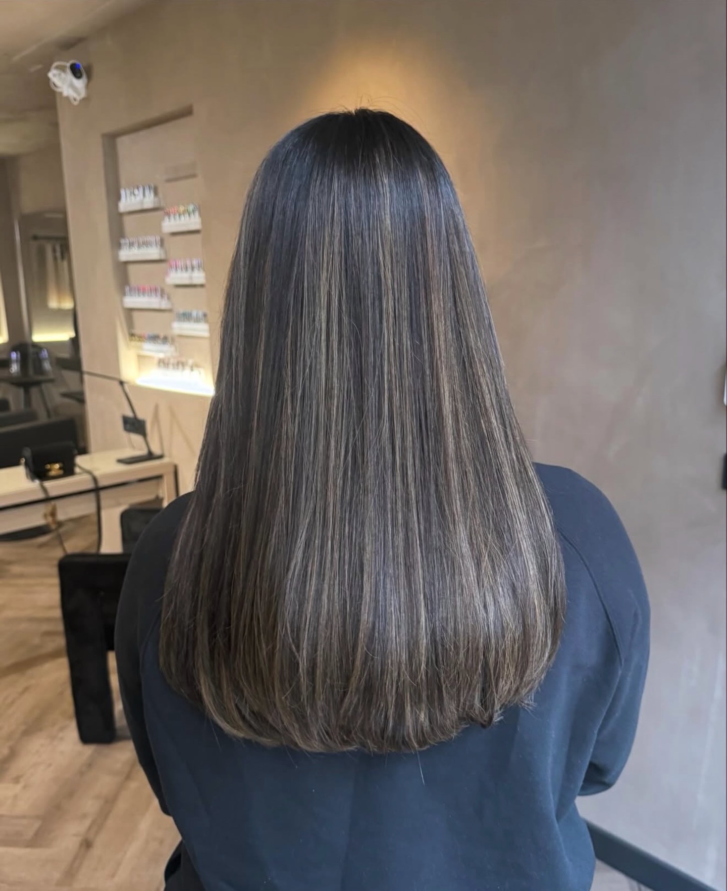 Deze prachtige balayage geeft het haar een natuurlijke, zachte overgang met een mooie dimensie en glans 🤎
Perfect voor wie houdt van een low-maintenance look die er altijd verzorgd uitziet — zonder harde uitgroei.
Van diepere tinten naar lichtere accenten voor dat zongekuste effect ☀️
Wat vinden jullie van deze zachte blend?
#balayage #haarkleur #hairinspo #healthyhair #hairgoals