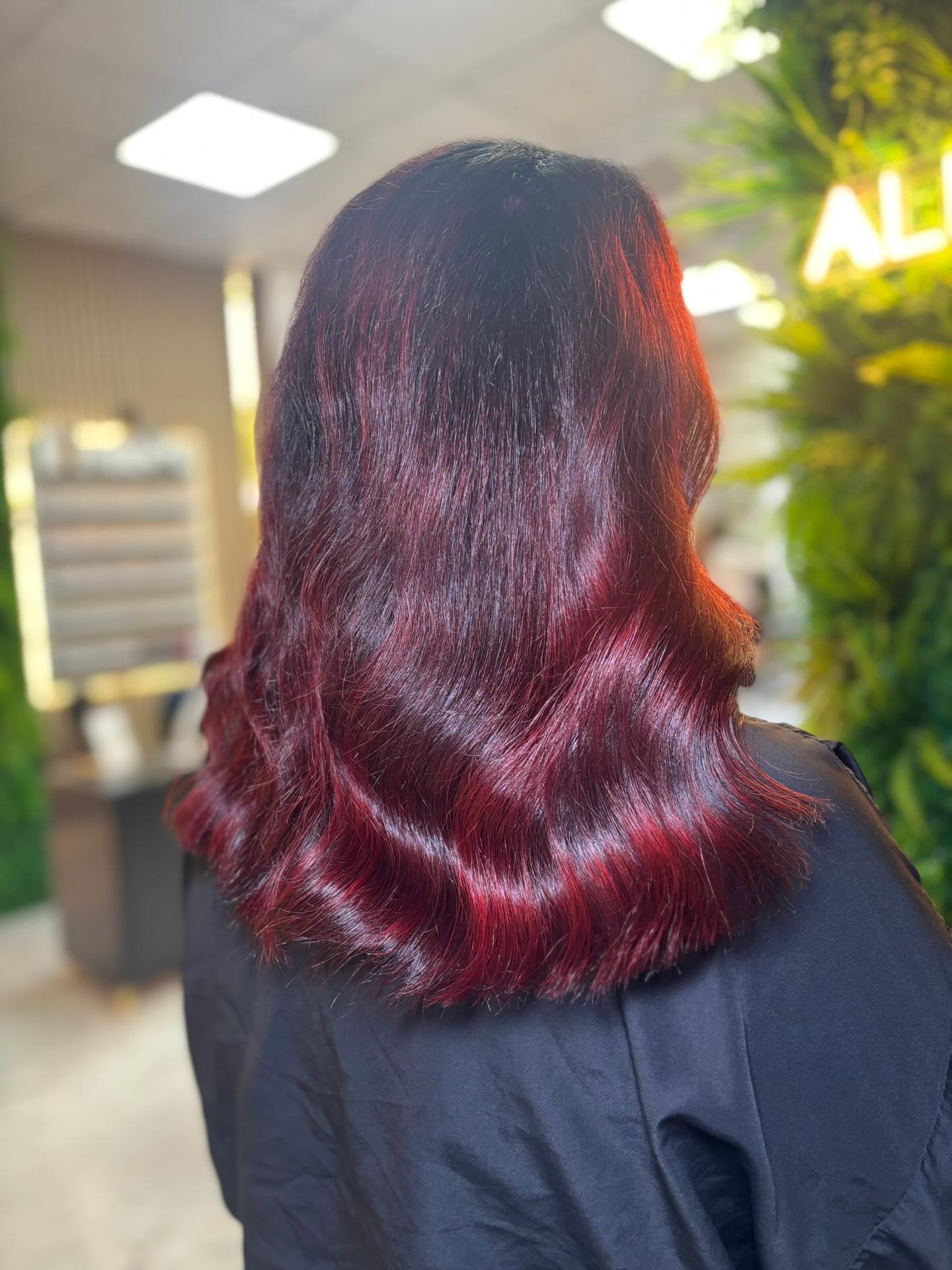 ♥️🍷Senior Stylist Kara took dark burgundy and added pops of bright red—this freehand balayage is all about depth and shine. The result? A bold, dimensional glow with every turn! ✨
@lorealpro @lorealpro_education_uki