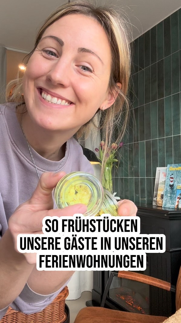 Das hier erwartet dich morgens bei uns… 👀
Zumindest, wenn du in einer unserer Ferienwohnungen wohnst 😍
Wir packen dir deinen Frühstückskorb mit regionalen Bio-Produkten vom @watt_n_bioladen 🌿 frisch, ehrlich und genau das, worauf man morgens Lust hat.
Du hast die Wahl zwischen: Süße Deern, Käseliebe oder Nordisch by Nature 🤍
Und ganz egal, ob Ferienwohnung oder Zimmer:
Unsere Frühstücksbretter richten wir für alle Gäste liebevoll an ❤️
Wenn du bei uns im Zimmer wohnst, wartet dein Frühstück entspannt in unserer Lounge auf dich ☕️
Egal wie – Hauptsache: Mach mal sutsche.
FRÜHSTÜCKSLIEBE
BIO & VON HIER
GUTER START