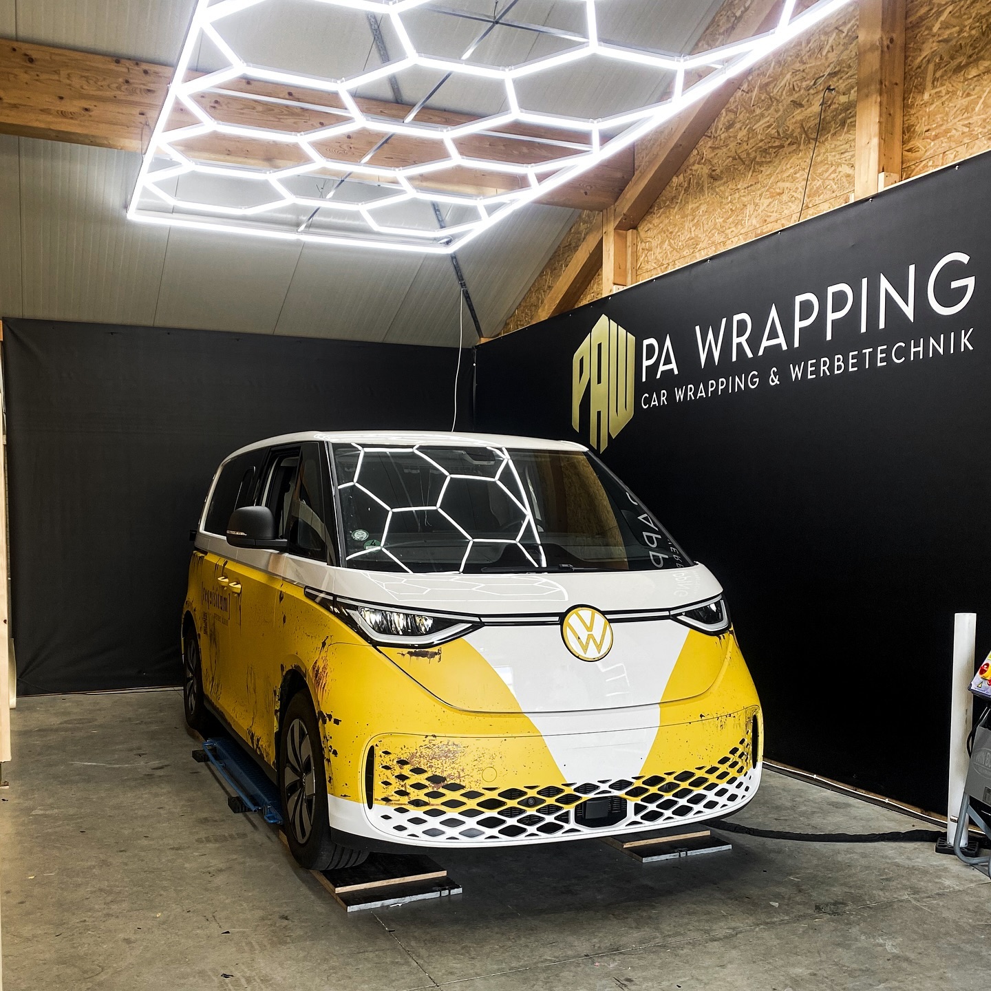VW ID. BUZZ mit Rostoprik 🔥👌🏼
.
.
.
#pawrapping #carwrapping #wrapping #wrappedcars #folierung #volkswagenidbuzz #idbuzz #volkswagen #idbuzzcamper #elektrofahrzeug #wraplove #digitaldruck #rostoptik #vwelectric #firmenbranding #fahrzeugbeschriftung #firmenbeschriftung #ravensburg #biberach #ulm #friedrichshafen #bodensee #werbungmachen #mobilewerbung #patina #digitalprints