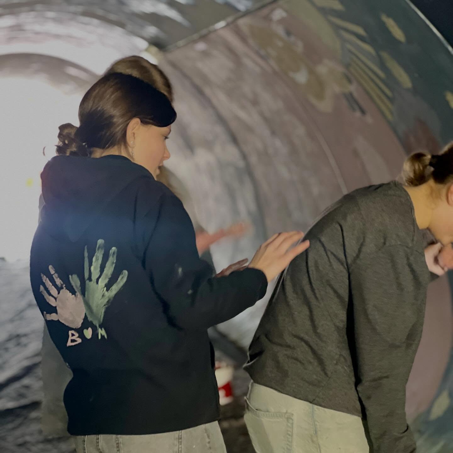 “Det skulle jo bare smides ud, men nu er det jo blevet helt vildt fedt” 9. klasse hygger sig! #kunstkompas #vejlefriskole #flügger