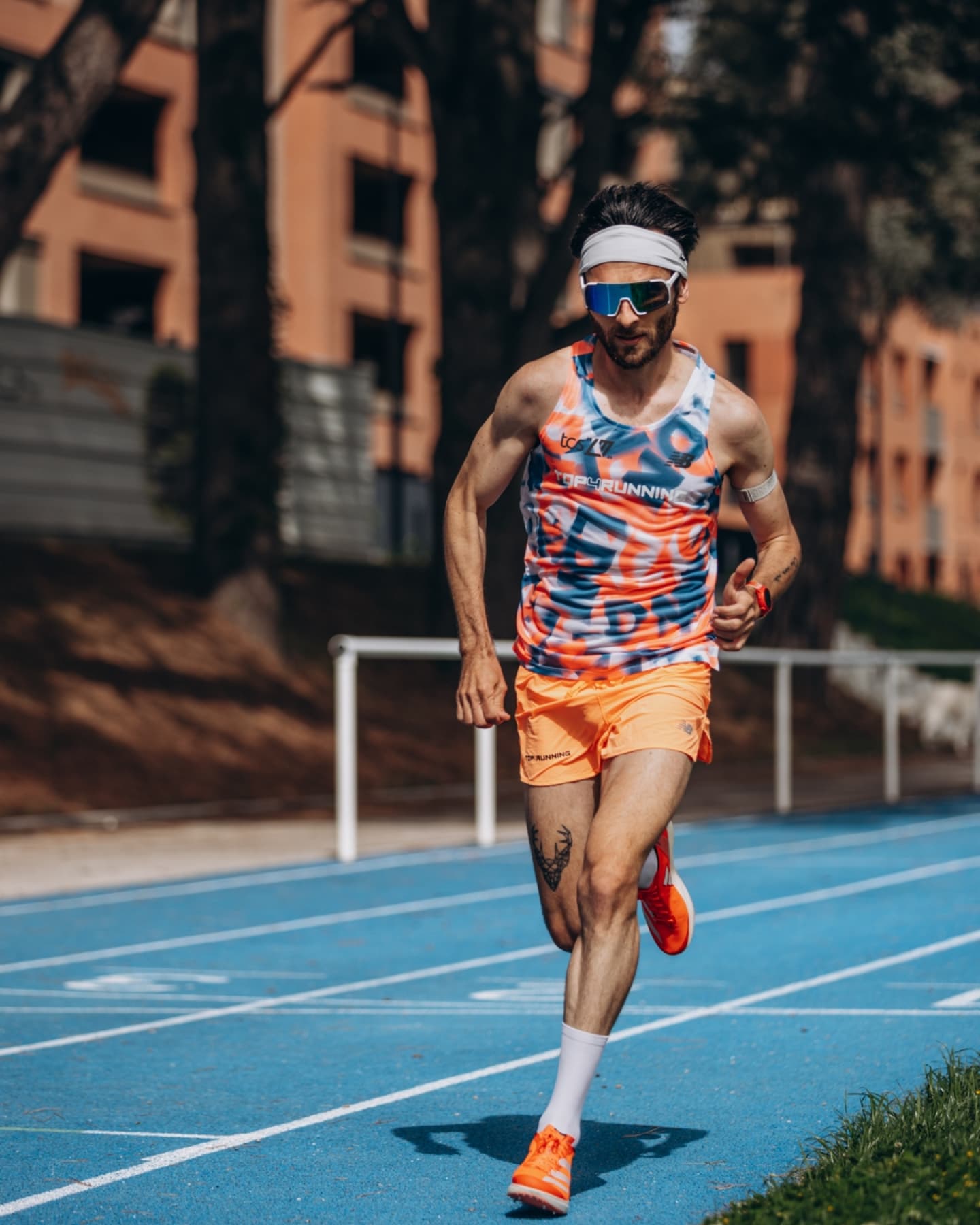 4️⃣ C'est la 4ème saison où j'enchaîne marathon d'automne + marathon d'hiver. J'adore la prépa #42k , l'engagement et la rigueur qu'elle implique, le gros kilométrage qui induit une gestion minutieuse.
Mais arrivé au printemps, la vieille carcasse peine à retrouver du rythme. C'est l'occasion de changer d'approche pour ne pas finir diesel avant l'heure (c'est peut-être trop tard pour mon cas mais je suis têtu 😅).
Cette année (encore), les mois de mai et juin seront orientés "vitesse" (modestement... à 37 ans je ne vais pas m'aligner sur du 800). Moins de volume, un travail de piste pour aller chercher quelques points de VO2, du 3000 et du 10k... On va tenter de changer de braquet 🚜.
📸 @cr.motionpicture
👕 @top4running.fr : CP GAET -5%
🍼 @runfinity_ : CP GAET -15%
🔜 @bordeaux_athle
#crmotionpicture #top4running #ChaseTheFeeling #gofastertogether #runfinity #preworkout #stadebordelais