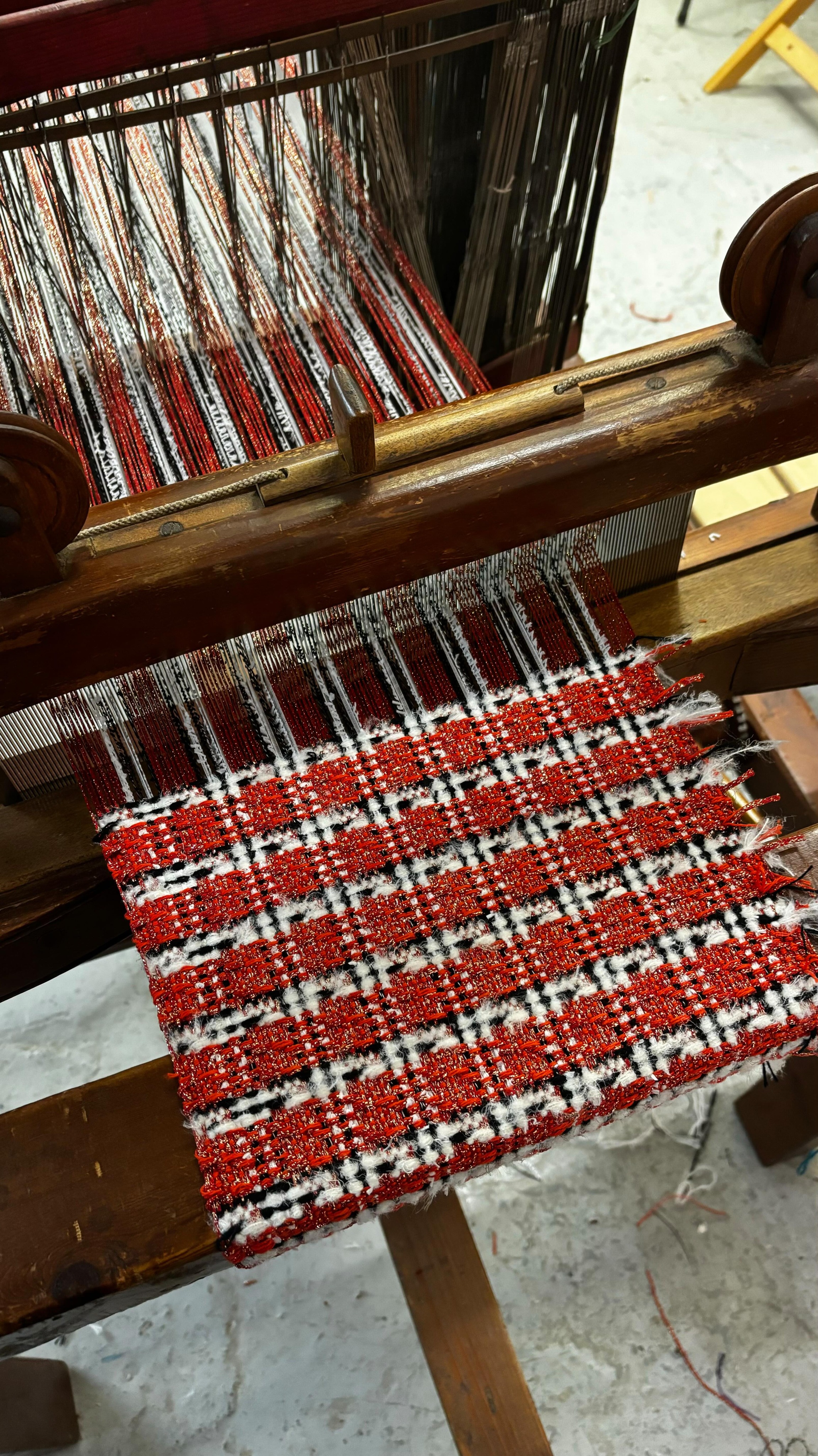 Here’s what we’re weaving in the studio at the moment ✨
I’m a bit too pregnant to be weaving on my dobby loom right now, so @ingridsweaves has been busy creating some beautiful checks, playing around with fancy yarns, different sized twills and hopsack.
Make sure you’ve got the sound on to hear the loom in action 🤍
#smallbusiness #textilessampling #textiles #craft #weaving