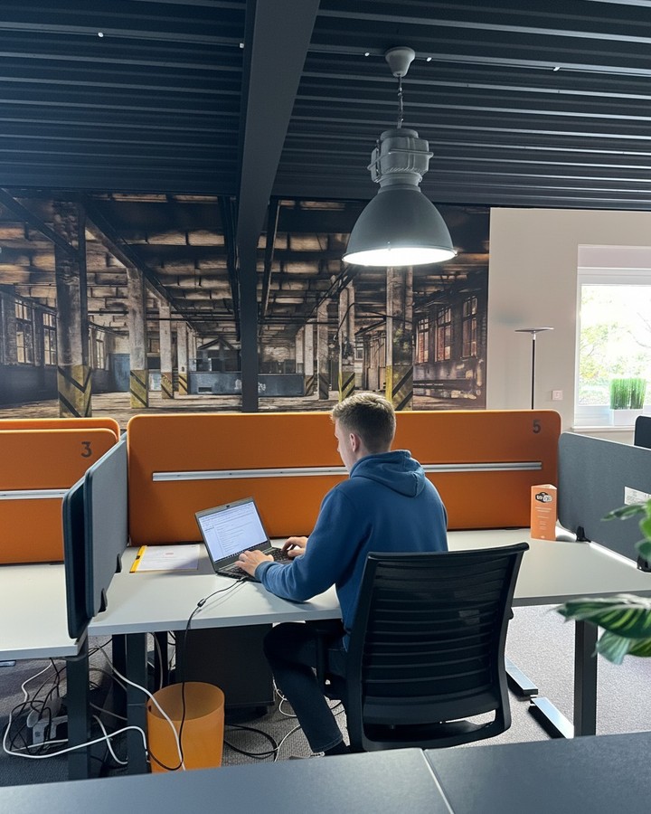 5.
Remote arbeiten bedeutet nicht automatisch alleine arbeiten.
In einem Coworking-Space entstehen Kontakte ganz nebenbei.
Du triffst Menschen mit ähnlichen Zielen und Ideen.
Der Austausch bringt oft neue Perspektiven.
Networking kann auch entspannt sein. 🤝💼
👉 https://bio.vision-uelsen.de
#netzwerken #community #visionuelsen