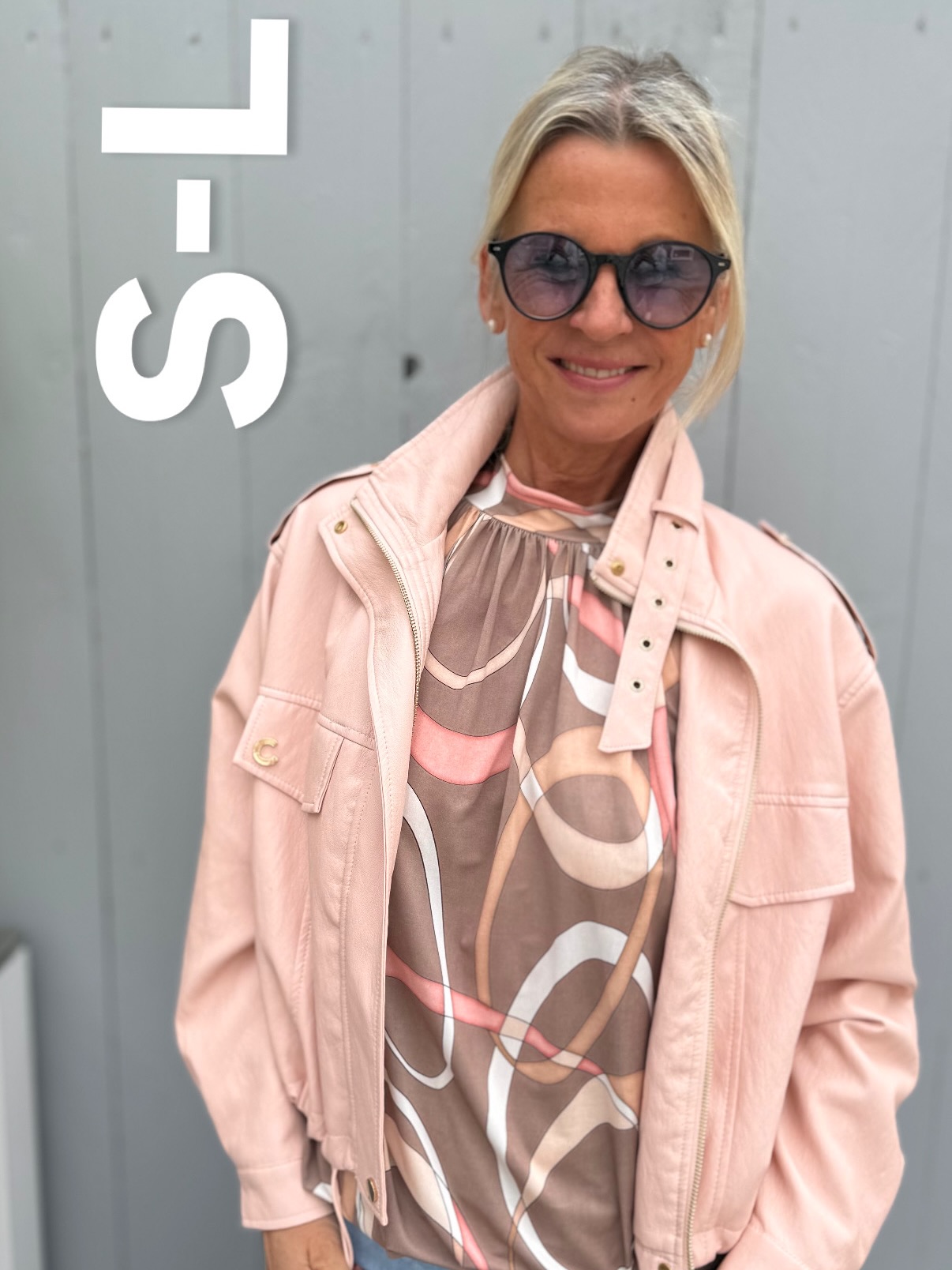 It’s Monday again ✨
Startet stylisch in die neue Woche – mit unseren wunderschönen neuen Outfits!
Freut euch auf ein langes Ania-Kleid, tolle Blusen und viele weitere stylische Looks, mit denen ihr perfekt in den Frühling starten könnt 🌸
Und falls ihr noch auf der Suche nach einem Outfit für Ostern seid 🐣 – auch da werdet ihr bei uns garantiert fündig!
Lasst euch inspirieren und entdeckt eure neuen Lieblingslooks 💕
👉 Den Link findet ihr in unserer Bio.
Hashtags:
#MondayMood #FashionBoxx #Frühlingsmode #SpringVibes #OutfitInspiration
#AniaKleid #Kleiderliebe #Blusenliebe #Damenmode #StyleInspo
#OutfitIdeen #Frühlingslook #CasualChic #ElegantStyle
#Osteroutfit #Ostern2026 #WasZiehIchAn #LookOfTheDay
#FashionOver30 #FashionOver40 #FashionOver50 #StyleFürJedeFrau