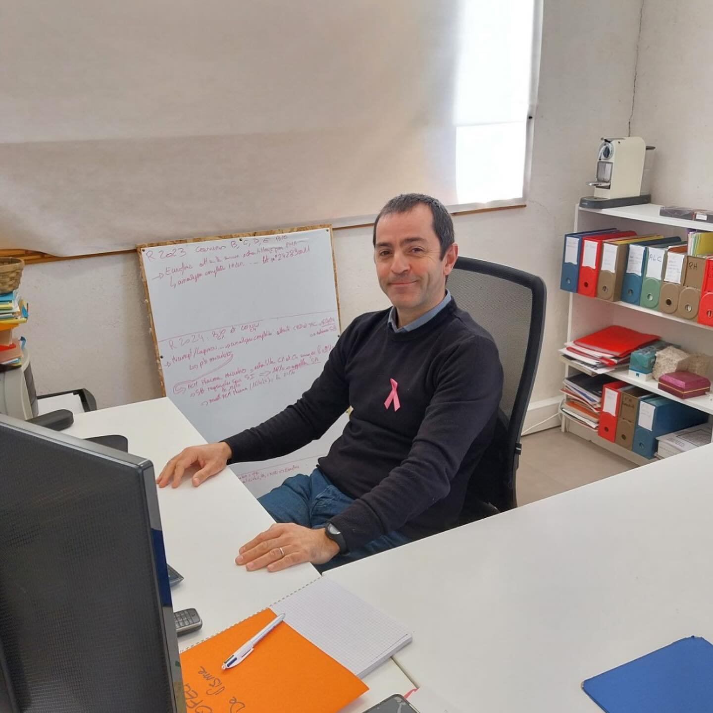 🎀 Octobre Rose chez GATICHANVRE 🎀
En ce mois d’Octobre Rose, nos équipes se mobilisent pour sensibiliser à la lutte contre le cancer du sein. Aujourd’hui, tous les salariés de GATICHANVRE portent fièrement un ruban rose en soutien à cette cause importante. 🩷
😢 Le cancer du sein touche encore trop de femmes chaque année. En tant qu’entreprise responsable, nous souhaitons rappeler l’importance du dépistage et soutenir celles et ceux qui se battent contre cette maladie. 💪🏻
Un grand merci à toute l’équipe pour cet engagement solidaire et à tous ceux qui, chaque jour, contribuent à la recherche et à la sensibilisation.
#OctobreRose #LutteContreLeCancer #GATICHANVRE #ensemblesolidaires