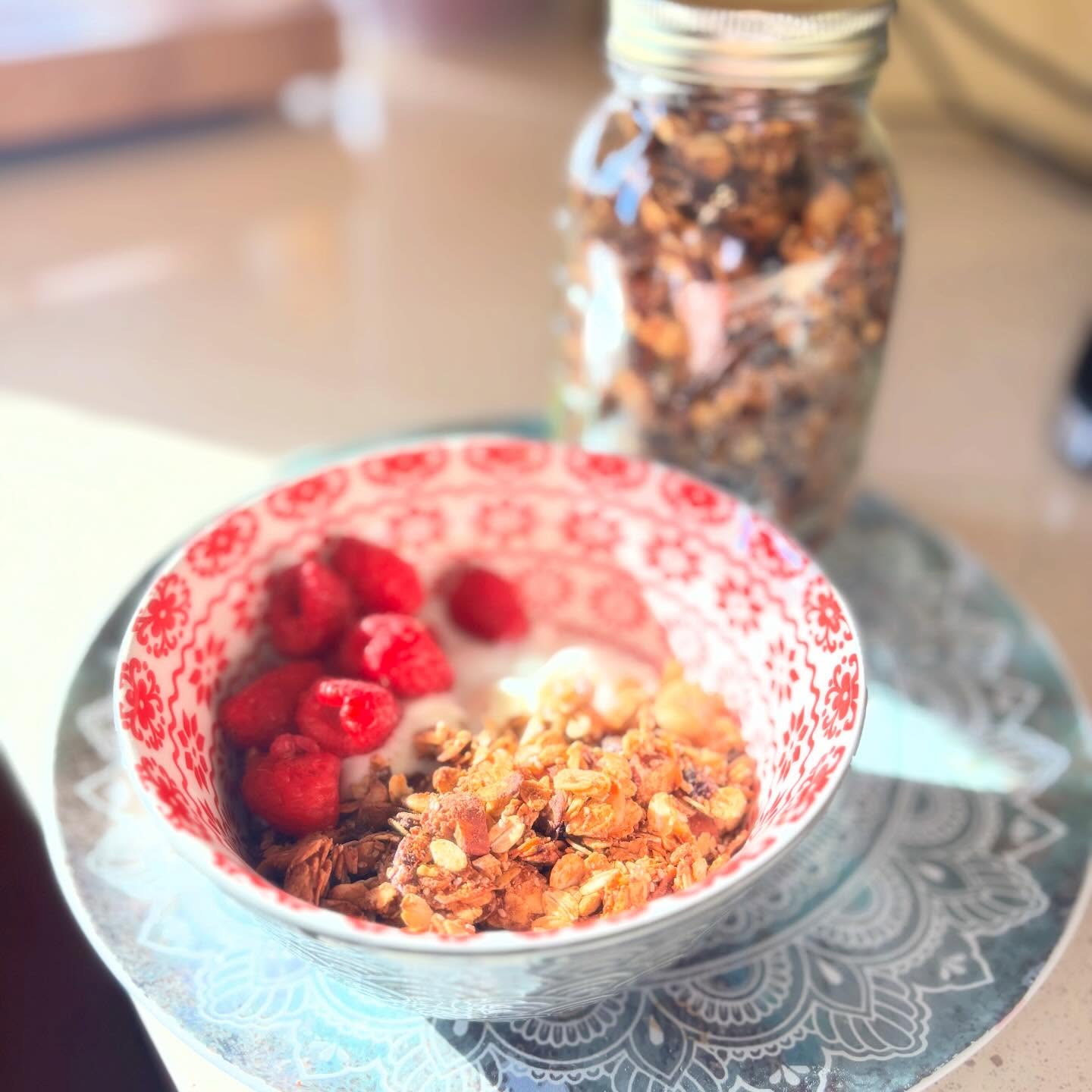 Home made granola with greek yogurt and berries. Easy high protein, high fibre breakfast. #mealprepideas #proteinbreakfast