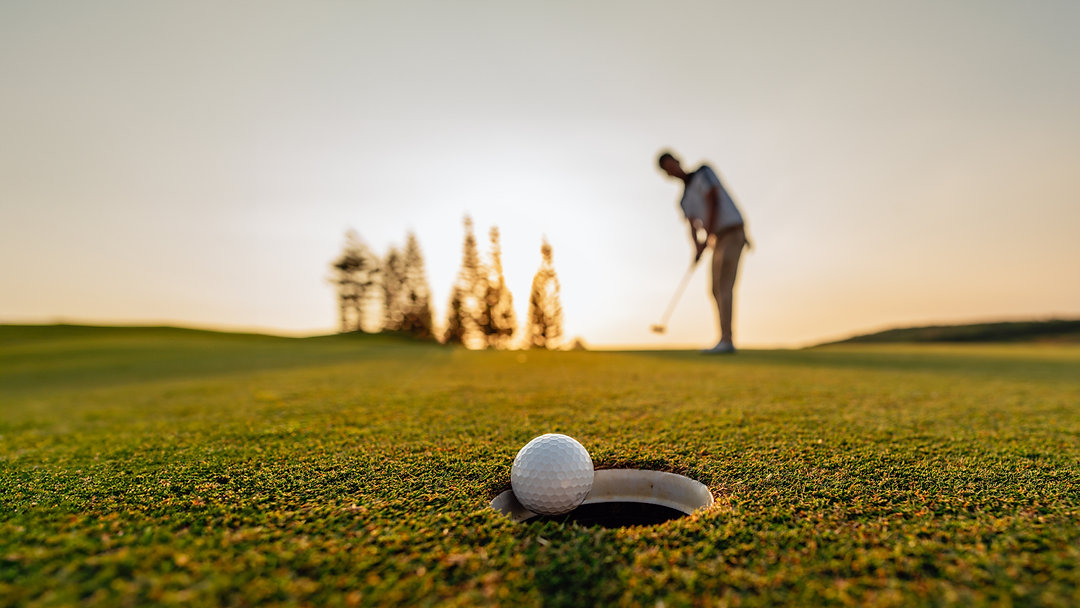The golf yips can turn a familiar swing into a source of anxiety. Learn how nervous-system approaches like EMDR and Accelerated Resolution Therapy might help you regain control and confidence. Link in Bio #GolfYips #GolfMentalGame #EMDR #GolfLife #PerformanceCoaching