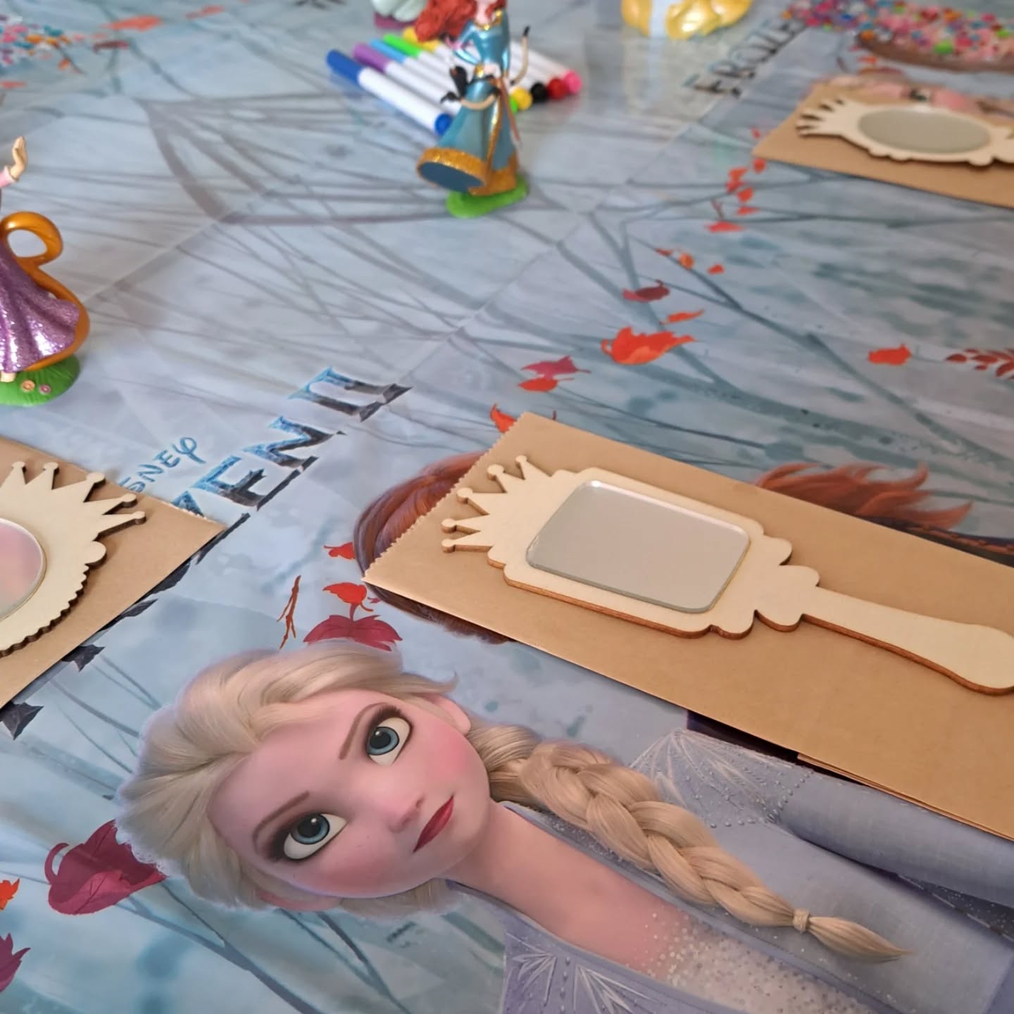 C'est dans une atmosphère pleine de magie, que Sophia et ses amis ont pu s'amuser avec des moments de jeux et de bricolage. Autour du thème Princesses, elle a fêté ses 5 ans 🥳
#caose #anniversaireprincesse #ideeanniversaireenfant #kidsparty #anniversairegeneve