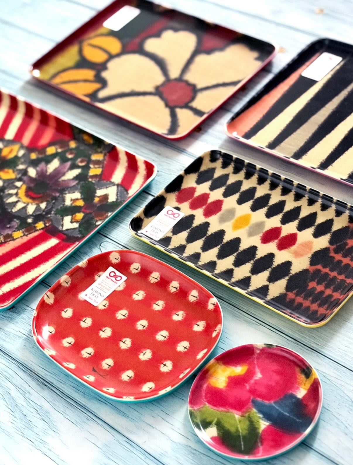 日本きもの美術館様へ 👘✨
新たな銘仙トレーをお送りしました💛🧡💚
お取り扱いいただいてから、早いもので2年。
いつも本当に嬉しく、心より感謝しております✨
色鮮やかな銘仙着物コレクションをはじめ、
花魁道中着や打掛など、
歴史ある着物を鑑賞した後に
その美しさを日常に持ち帰れるアイテムとして。
毎日の暮らしに、銘仙の彩りを添えられたら嬉しいです。
ミュージアムショップにて
ぜひお手に取ってご覧ください🙌🏻
𓍯𓇠𓇠𓇠𓇠𓇠𓇠𓇠𓇠𓇠𓇠𓇠𓍯
👘 日本きもの美術館 様
@kimono.museum
✦ 福島県郡山市熱海町熱海5-211
𓍯𓇠𓇠𓇠𓇠𓇠𓇠𓇠𓇠𓇠𓇠𓇠𓍯
豆皿コースター
オーバル小皿
ミニトレー
トレーMサイズ
トレーLサイズ
各サイズ、新たにお届けしています✨
毎日活躍する使いやすいアイテム。
アクセサリートレーとしてもおすすめです🤗
𓇠𓇠𓇠𓇠𓇠𓇠𓇠
New Kimono trays made from vintage Meisen fabric
have arrived at The Japan Kimono Museum👘✨
We are truly grateful to continue working together
after two wonderful years.
We hope these pieces bring
the beauty of kimono into everyday life✨
𖥸
︎
霜旦舎 定右衛門商店
(ソウタンシャ サダエモンショウテン)
毎日の暮らしを楽しく彩る
「着物トレー™️」「銘仙トレー™️」
🏆『おもてなしセレクション 2025』最高金賞 受賞
#日本きもの美術館
#銘仙トレー
#定右衛門商店
#銘仙リメイク
#KimonoUpcycle