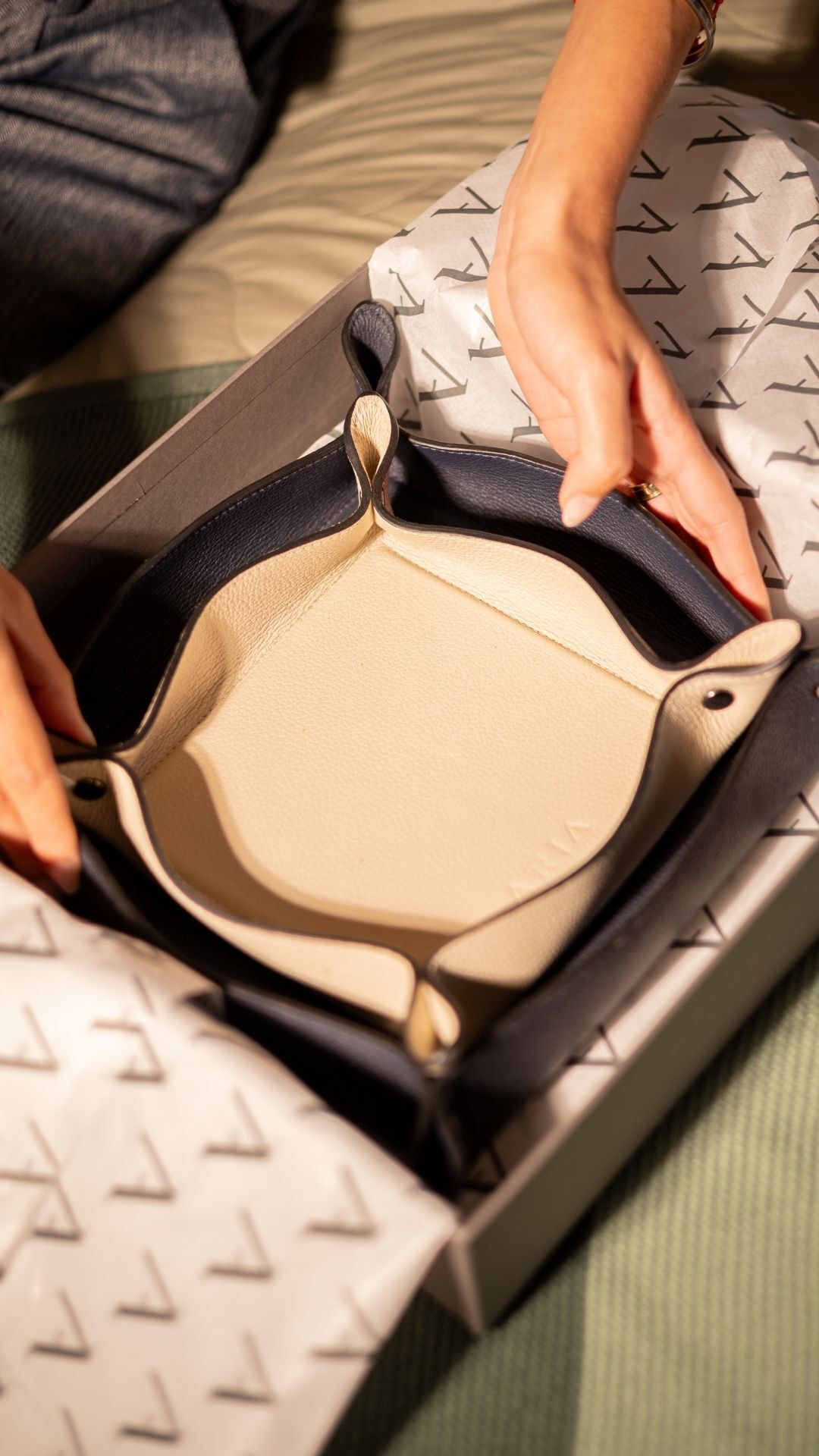 Every Aria piece begins long before it is used.
It passes through hands, time, and care, arriving to you wrapped in silence, texture, and intention.
The experience does not begin when the piece enters the space.
It begins in the act of opening, in the detail of the box, in the first contact.
For us, design does not end in form.
It continues in the way you receive it.
#LeatherDesign #AuthenticLeather #InteriorDesign #LeatherGoods #ArtInLeather