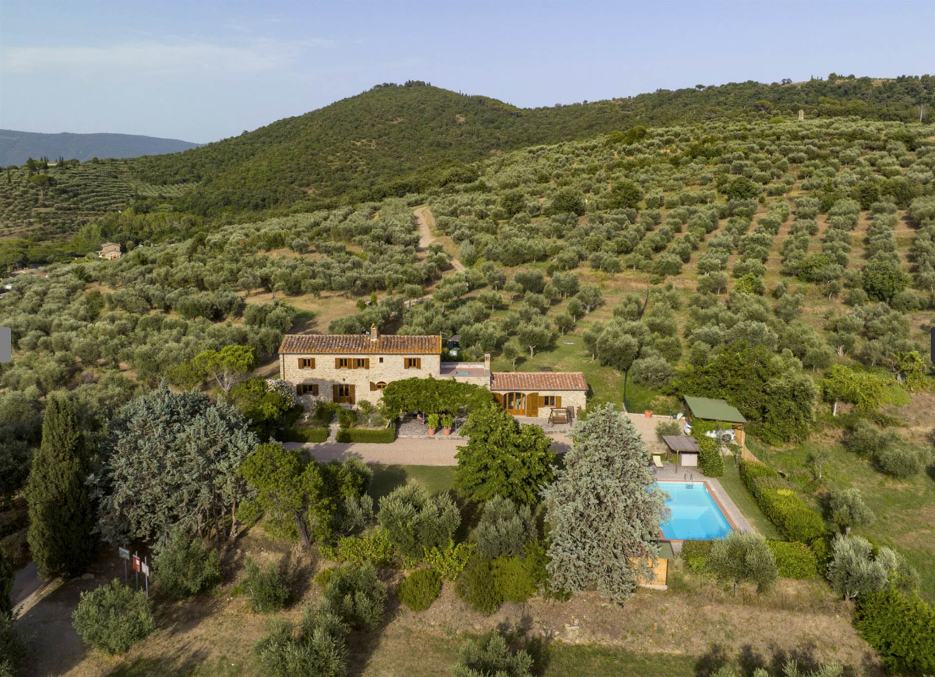 Restored Tuscan Farmhouse near Cortona. 🏡Located in a panoramic position with views stretching toward Montepulciano, this characterful stone home blends traditional soul with modern comfort.
Key Features:
Interiors: Underfloor heating, AC, stone fireplace, and exposed beams.
Layout: 3 double bedrooms + study, spacious kitchen with central island, and a versatile basement (Gym/Cinema).
Outdoors: Mature gardens, irrigation system, olive grove, and a shaded al fresco dining terrace.
Pool: 10m x 5m with automatic dosing system and gazebo.
Conveniently located 40 mins from Arezzo/Perugia and 2.5 hours from Rome.
Price: €950,000.
DM for a private viewing. 📩
#ItalyRealEstate #TuscanyInvestment #CortonaHomes #StoneHouse #DreamHomeItaly #PropertyForSaleItaly