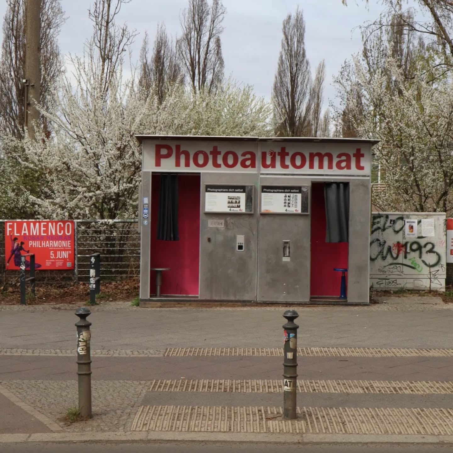 Dans ma pellicule du week-end. Du rire, des saucisses, de la gourmandise, des kilomètres, des découvertes, un bellini de dingue, des discussions bref des moments qui me font beaucoup de bien, loin du quotidien! Les meilleurs cadeaux sont parfois les moins palpables mais ceux qui restent graver. Créer des moments, des souvenirs avec des gens qu' on aime. 3 jours off avec Pauline pour une petite échappée berlinoise. 3 jours Loin de Poussière des Rues enfin presque;).
À refaire bien sûr ♡ es war so lustig !
.
.
.
#poussiereredesrues #berlin #friends #enjoy