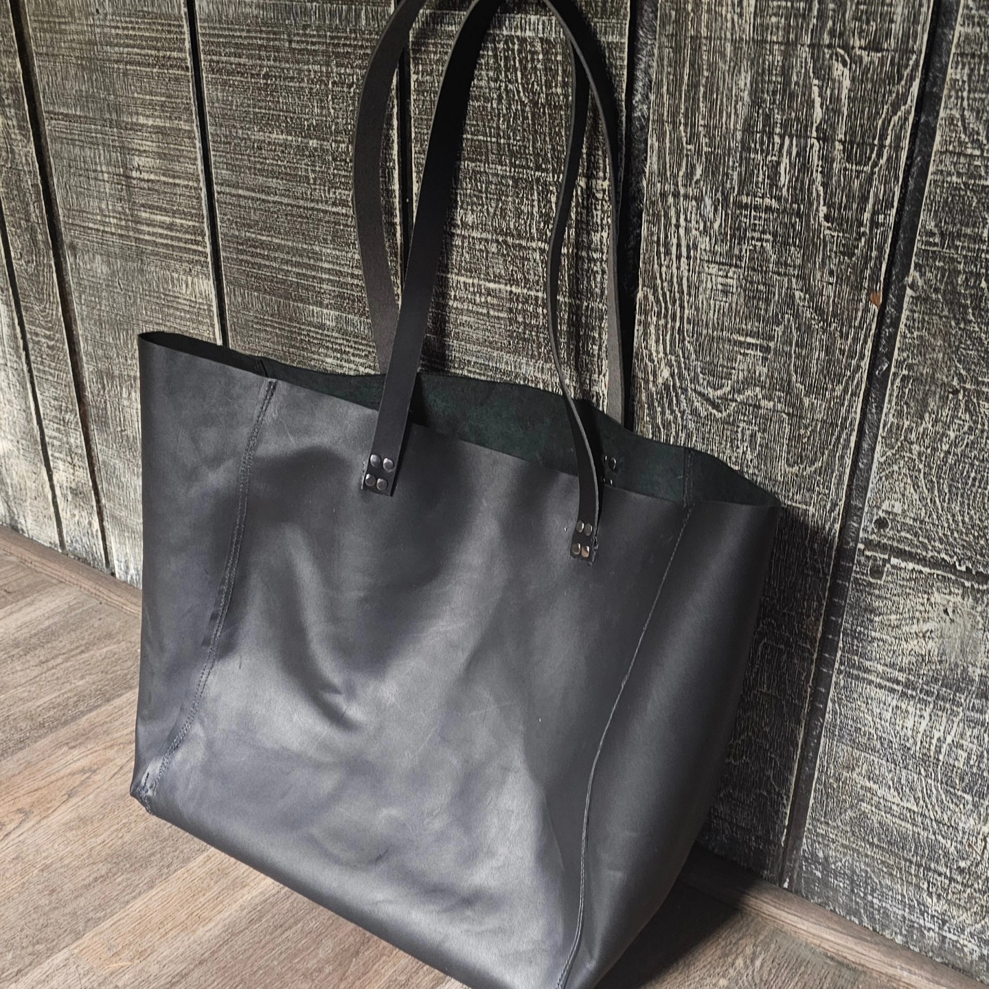 Large tote bag
#customleathersplus #leatherwork #LeatherToteBag