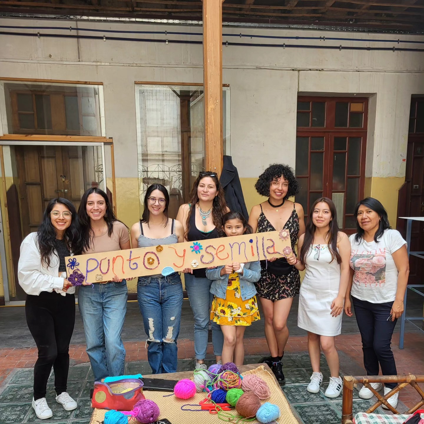 ¡Cerramos con broche de oro el primer módulo del taller de tejido Punto y Semilla! 🌸🧵 En la cuarta y última clase, las participantes mostraron sus hermosos tejidos y perfeccionaron las puntadas aprendidas. Juntas creamos un cuadro con el nombre del taller, uniendo los tejidos de todas para formar las letras de "Punto y Semilla". 🌿✨ Al finalizar, cada participante recibió su carnet como reconocimiento por completar este módulo. ¡Gracias por ser parte de esta experiencia tan enriquecedora!
Gracias @tejidosdeluniverso.ec
@majoencreativa 💙💜
#PuntoYSemilla #TejidosDelUniverso #ong #fundacion #trabajoenequipo #fundacioncionclaraelisagarces #desarrolloeconomico #tejidos #hechoamano #amor