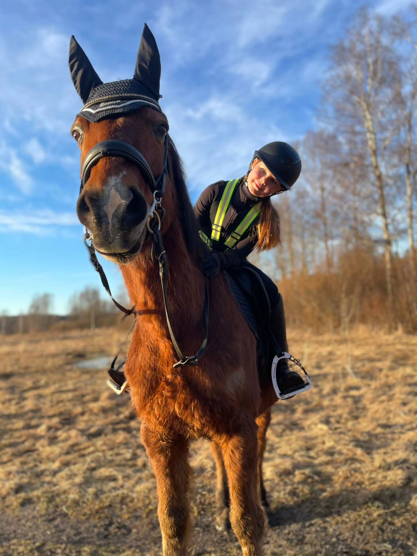 Omahevosen kevätkuulumisia! ☀️⚘️🌿
Meillä ei ole ilmennyt enään uusia kuumetapauksia ja pääsemme jo takaisin normaaliin arkeen heti huhtikuun alusta! 🥳🥳🥳🎉
Tulevana viikonloppuna järjestetään Happy Riders Cup, johon voi ilmoittautua mukaan vielä tänään. Näihin kisoihin emme vielä ota ulkopuolisia mukaan, mutta katsotaan sitten seuraavissa. 🙏
Mistä Happy Rider Cupissa on kyse? Happy Riders Cupissa keräämme cup-pisteitä sekä este- että koulupuolella, ja vuoden lopuksi viimeisen osakilpailun yhteydessä palkitaan kokonaiscupin kolme parasta, sekä lisäksi este- ja ja koulucupin voittajat! 🏆
Meidän omaihmisten iloksi järjestämme jälleen isien kurssin, joka on varattavissa Happy Rider apissa. Kurssi alkaa 4.4. ja kestää yhteensä 5 kertaa. Samoin kuin äitien kurssilla, omaihmiset avustavat kuntoonlaitossa ja taluttavat tarvittaessa. 🫰
Kevään tulleen ollaan taas ostohousut jalassa! Etsinnässä olisi toimiva 80-90cm hyppäävä opetusmestari. Kaikki vinkit tänne meidän suuntaan mistä tällainen aarre löytyisi? 👀💰
Rainyboyn toipuminen puikkoluun leikkauksesta on alkanut hyvin ja kontrollissa huhtikuun alussa selviää milloin töihin paluu on odotettavissa. ❤️
Kuvassa auringosta nauttii Kamu & Aada. ☀️
#omahevonen
#happyraider
#kevätterveiset