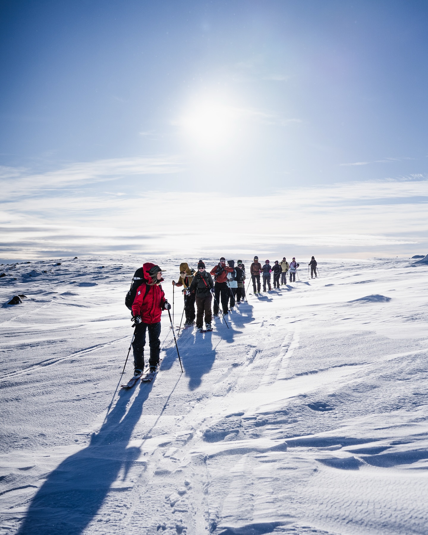 Pallas ja naiset on aina kuuluneet yhteen ❤️🦉
Jo silloin kun Kaarina Kari toi ladyt tunturiin, tiedettiin että tästä tulee enemmän kuin pelkkä tarina. Sama tunne elää edelleenkin, niin meissä pöllöissä kuin hiihtokansassakin.
Tänä talvena naisten kohtaamiset on isosti osa pöllöjen kevättä. Ja voi että miten upeaa on ollut kohdata tuota iloa.
Naisten vapaalaskuleiri? Rohkeutta, naurua, kaatumisia ja onnistumisia – just sitä mitä pitääkin.
Ensi vuoden setti julkaistaan pian. Ja sit hulmuillaan taas. 💥
#pallaksenpöllöt
#pallastunturi
#pallas
#tunturiparatiisi
#discovermuonio
#ourfinland
