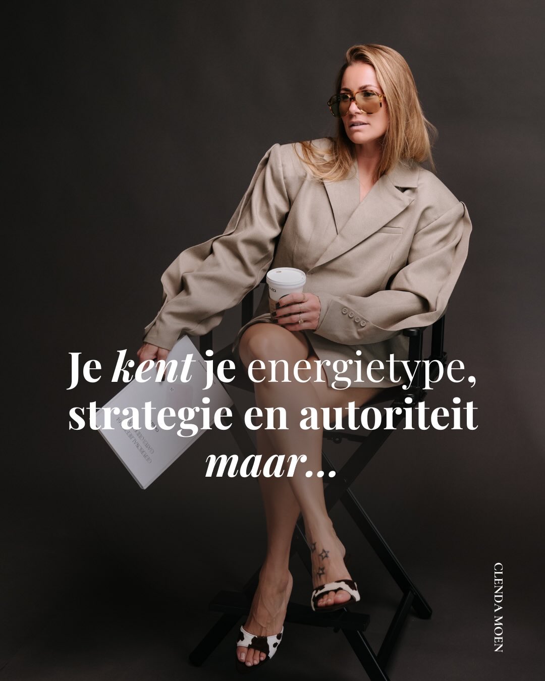 De meeste mensen gebruiken hun design verkeerd 🤫
Ik ga je uitleggen waar het misgaat.
Kort gezegd: het komt doordat je essentiële informatie mist.
Je kent je type inmiddels.
Je weet wat je strategie is.
Je maakt beslissingen zoveel mogelijk volgens je autoriteit.
Maar je blijft mensen triggeren zonder te snappen waarom.
Je blijft in dezelfde valkuilen belanden, hoe vaak je ze ook onder de loep hebt genomen.
En… je ziet je eigen gaven niet.
Die vind ik misschien nog wel het meest zonde.
De poort waarachter al deze inzichten liggen, zijn de gates.
🔥 Want je gates laten zien waarom mensen zo op jou reageren.
🔥 Waarom jij bepaalde dingen blijft doen en waar je jezelf onbewust inhoudt.
Je kunt bijvoorbeeld een Generator zijn en weten dat je je plezier hebt te volgen, maar als jij gate 38 in je design hebt…
dan zit er ook een energie in jou die juist de confrontatie opzoekt.
Die ergens voor wil vechten.
Alleen je strategie volgen is niet genoeg - je wilt de nuances kennen 💦
Dat is het moment dat je je design echt kunt gaan toepassen.
🎁 Comment “GATES” en ontvang de link naar jouw gepersonaliseerde 64 gates guide (tot en met donderdag met 62% korting).