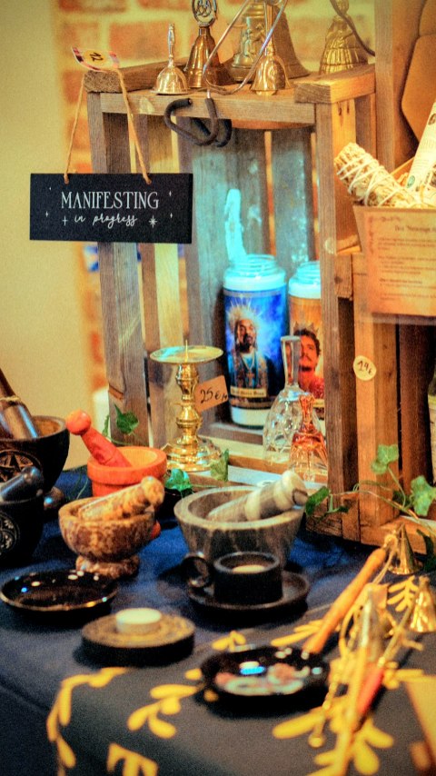 Troisième priiiiise ! 😂
Quand tu laisses tes soeurcières seules avec ton stand.... Ça donne ça !
Et j'adore, car je suis tellement incapable de mettre en avant ce que je propose, que je leurs suis très reconnaissante de l'avoir fait à ma place !
Avec humour et conviction en plus !
Alors merci à mes soeurcières @_.laptitesorciere._ et @megara_creation , vous déchirez les filles 🥹🫶🏻