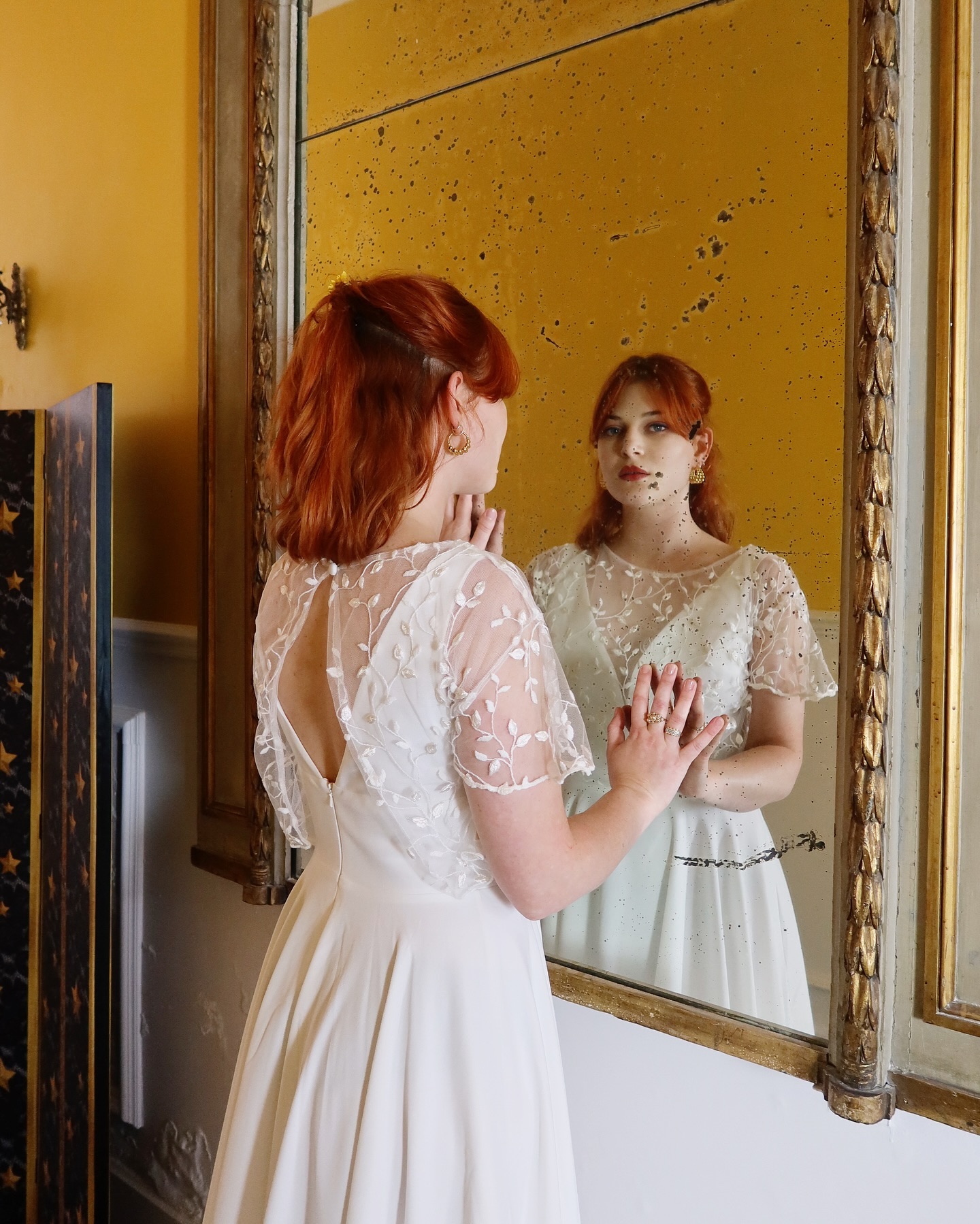 Dans le reflet du miroir, je vois la beauté d'un nouveau chapitre qui commence 🪶
La robe Juliette & le top plume qui apporte du charme à la tenue -> dispo en location
cérémonie - mariage - robe de mariée - location - lille
#mariage #robedemariee #robelongue #robemariage #lille