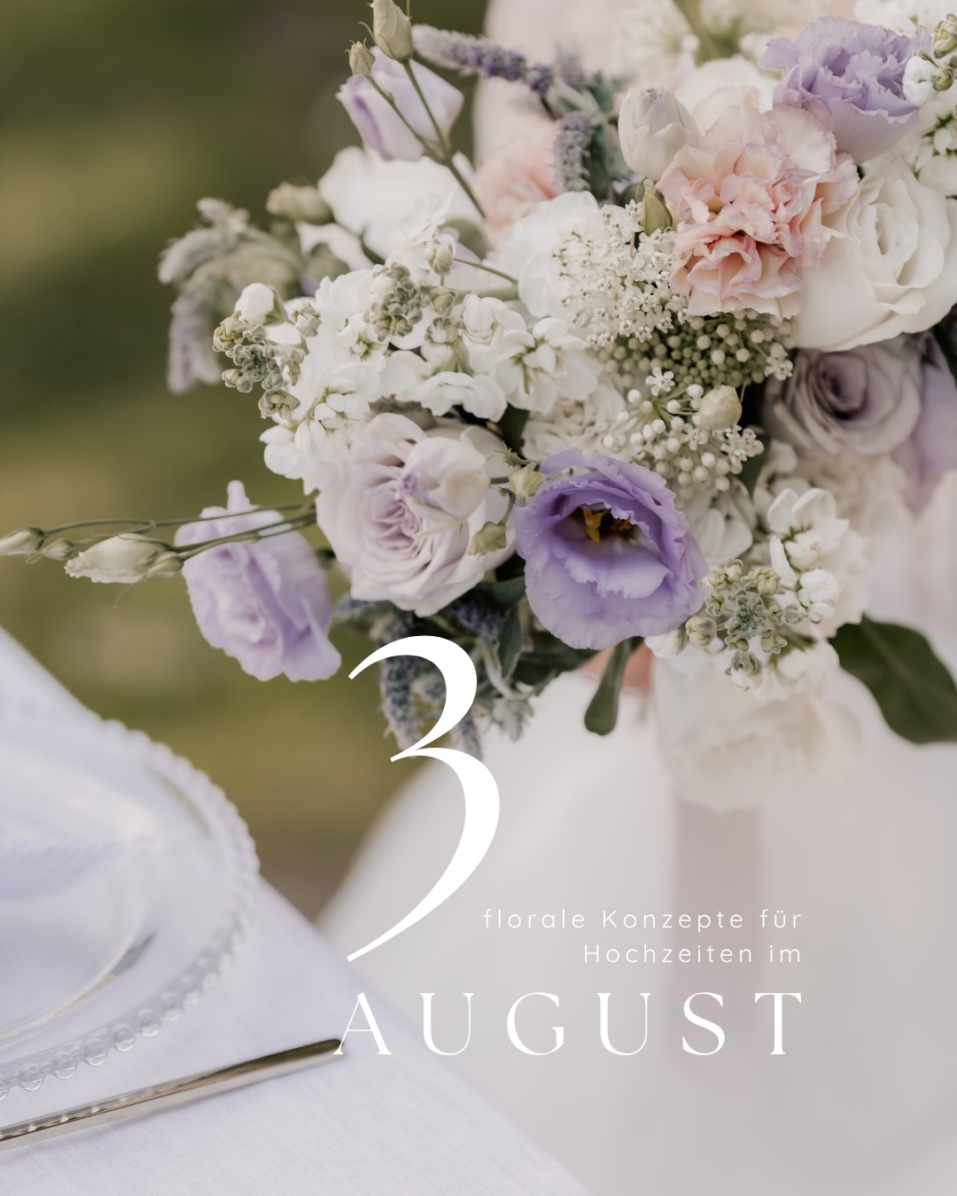 Ihr heiratet im August? Dann habe ich hier drei wundervolle florale Konzepte für euch.
Auf Pinterest sieht man sehr oft Bilder von Konzepten aus den USA & Australien, die nicht immer ganz realistisch sind. Entweder weil es die Blumen hier so nicht gibt, weil es Kunstblumen sind oder weil die Blumen im Sommer keine Saison haben.
Hier habe ich euch Konzepte zusammengestellt, die besonders sind, elegant wirken und die vor allem auch saisonal sind. Der größte Teil der Blumen wird regional angebaut und hat im Sommer seine Saison. So z. B. der wunderschöne Rittersporn oder auch die Scabiosa. Und auch Dahlien sind ab Spätsommer verfügbar.
Aus diesen Blumen lassen sich wunderschöne Arrangements für die Tischdeko gestalten, genau wie Gestecke für eure freie Trauung. Für eine moderne sommerlich leichte Atmosphäre 🥹
Welches Konzept ist dein Favorit?
Ich habe für 2026 auch noch ein paar letzte freie Daten verfügbar und der Kalender für 2027 ist offen. Ich freu mich euch kennenzulernen 🫶
Soft Lilac Bridgerton Vibes
Foto: @maikewiltsphotography
Styling: @dianastyling.de
Kleid: @gluecksmoment.oldenburg
Hochzeitsfloristik
Hochzeitsdeko
Dekoverleih